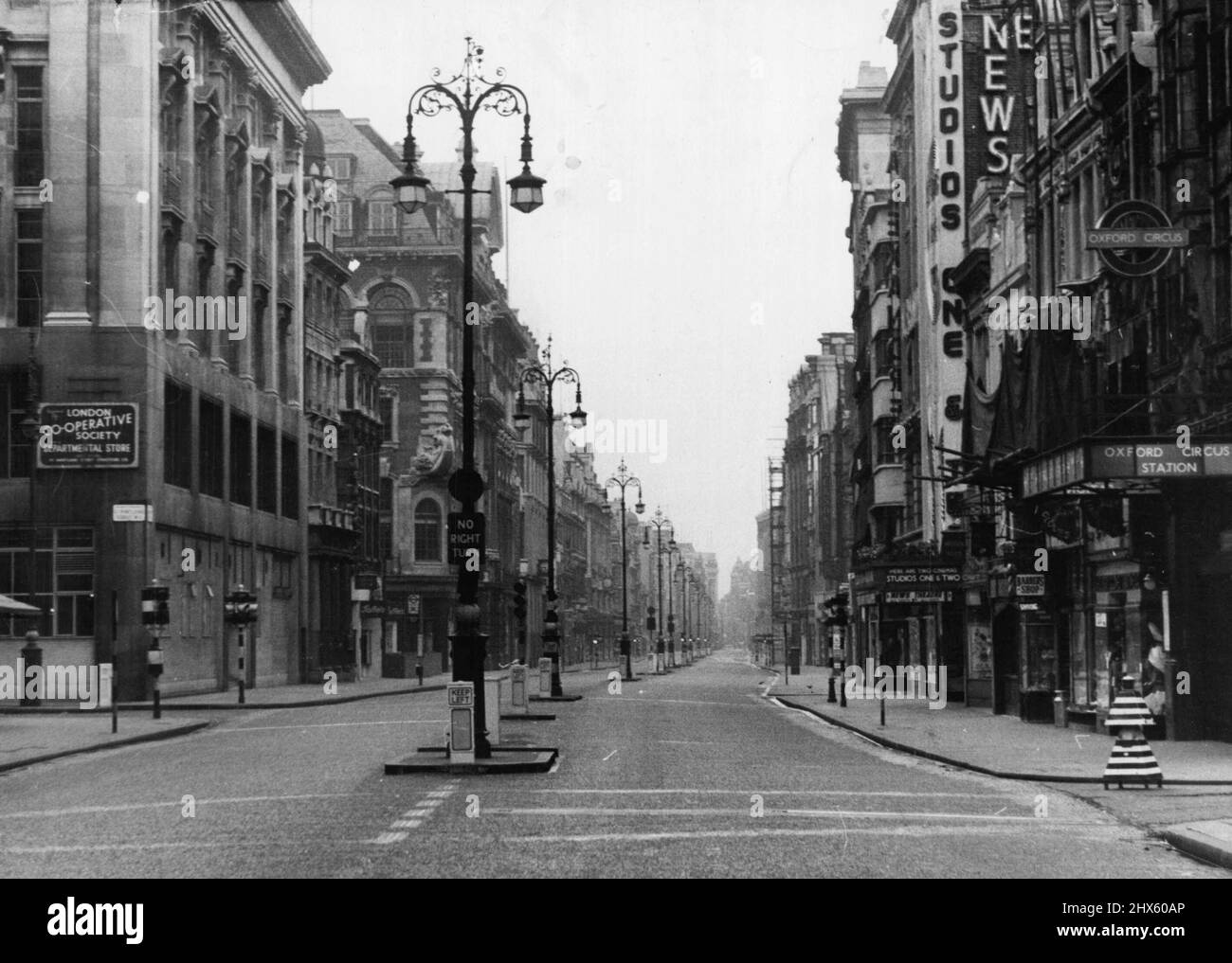 Das war die Oxford Street, spät am Abend. Lähmung ***** Eingestellt in. Die Menschen sahen, hörten, sprachen nichts Böses. 19. Juni 1955. (Foto von K. Hutton, Picture Post).;das war die Oxford Street, spät am Abend. Lähmung ***** Eingestellt in. Die Menschen sahen, hörten, sprachen nichts Böses. Stockfoto