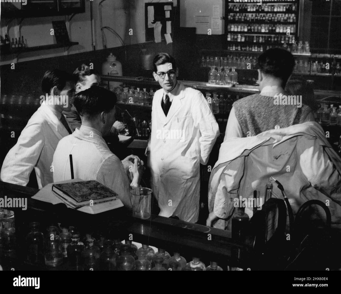 Die Working man's University - die erste Polytechnikum - in der Abteilung für Chemie und Biologie an der Polytechnic, Eric Buchwald (mit Blick auf Kamera) ist ***** Fünftes Jahr. Er ist ein Teilzeit-Student, der für Distillers Company arbeitet, die ihm Zeit geben, Kurse zu besuchen, seine Gebühren und seine Bahngebühren zu bezahlen. Er ist Brite deutscher Eltern. Die Schule bietet den Schülern Vollzeitkurse in Chemie, Botanik und Zoologie bis zum B.SC Special Degree (Extern) Standard. Der Abendkurs kostet 3 Guineas Stockfoto