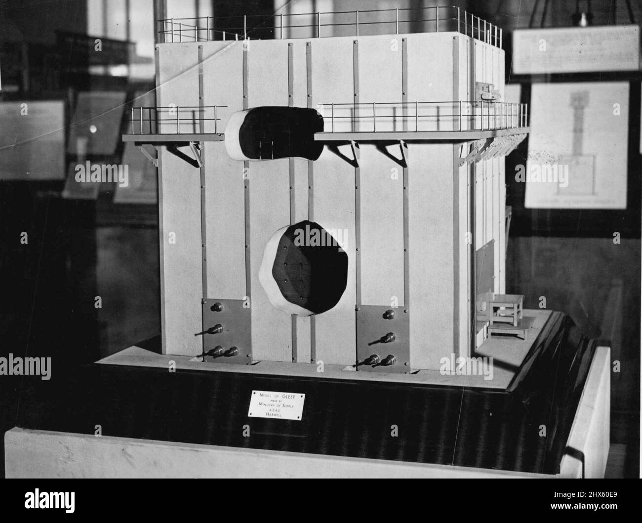 „The Gleep“ (Atomic VIP) auf der Ausstellung im Museum - das Modell des Gleep auf der Ausstellung im Wissenschaftsmuseum. Der Atomstapel in voller Größe ist Harwell, umgeben von strenger Geheimhaltung. Ein Modell des ersten britischen Atomstapels, der Gleep (Graphit Low Energy Experimental Pile), ist jetzt im Science Museum, London, mit Genehmigung des Versorgungsministeriums zu sehen. Im echten Gleep in Harwell umgibt eine Wand oder ein Schild aus Beton, fünf Meter dick, den eigentlichen Haufen. Bei diesem Modell wurde dies teilweise weggeschnitten. Februar Stockfoto