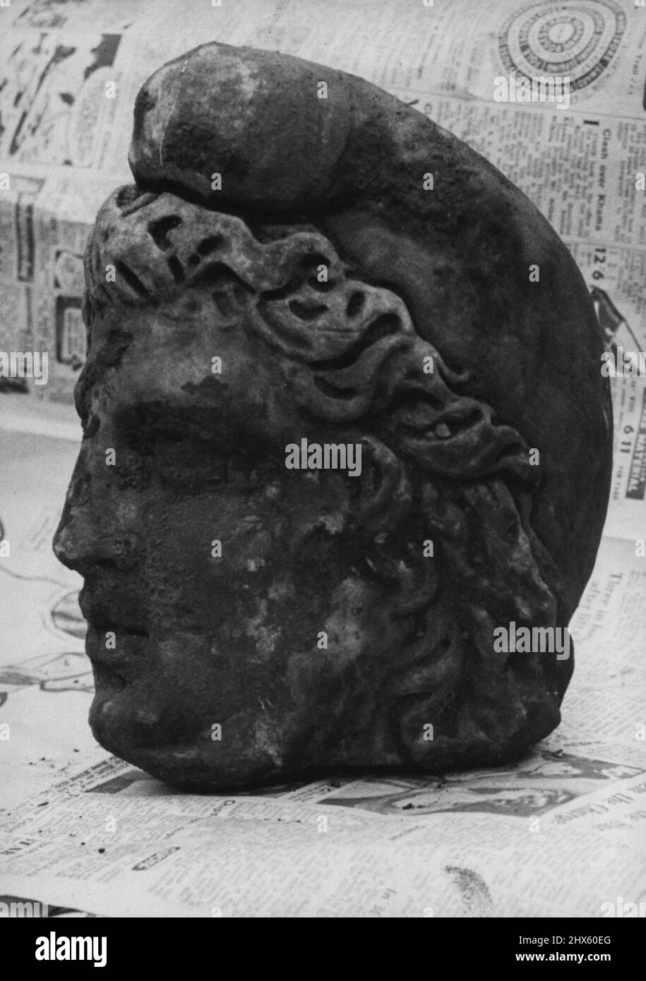 1600 Jahre Begraben... Ein Blick auf den Kopf von Mithrac. Arbeiter dachte, es sei ein "Stein", der auf dem Gelände eines alten römischen Tempels in der Nähe des Herrenhauses grabt, gestern grub der Arbeiter Sam Thomas einen Stein aus, den er für einen Stein hielt. Ein Archäologe dachte anders... und der Stein wurde als Marmorkopf des heidnischen gottes Mithrac identifiziert. Der Kopf, zart geschnitzt, trägt eine phrygische Kappe, Symbol des mitraischen Kults, und wurde am Fuß einer Säule begraben gefunden. Mr. F.W. Gries, der das e geleitet hat Stockfoto