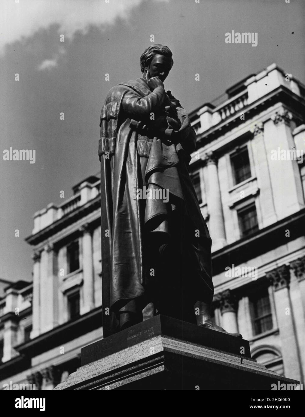 Londons Statuen - der Denker am Waterloo Place. Philosoph Sydney Herbert (1810-61). 28. November 1947. (Foto by Pictorial Press).;Londons Statuen - der Denker am Waterloo Place. Philosoph Sydney Herbert (1810-61). Stockfoto