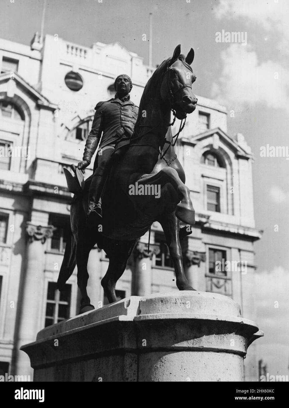 Londons Statuen - Er verlor ein Imperium, wurde aber von den Etonianern geliebt. „Farmer George“ III, der Amerika an die Amerikaner verloren hat, fährt heute in der Cockspur Street. Eton Boys, an denen er sich freundlich interessierte, wechselten zum Zeitpunkt seines Todes von blauer zu schwarzer Uniform und sind nie zurück gewechselt. 28. November 1947. (Foto by Pictorial Press).;Londons Statuen - Er verlor ein Imperium, wurde aber von den Etonianern geliebt. „Farmer George“ III, der Amerika an die Amerikaner verloren hat, fährt heute in der Cockspur Street. Eton, ich Stockfoto