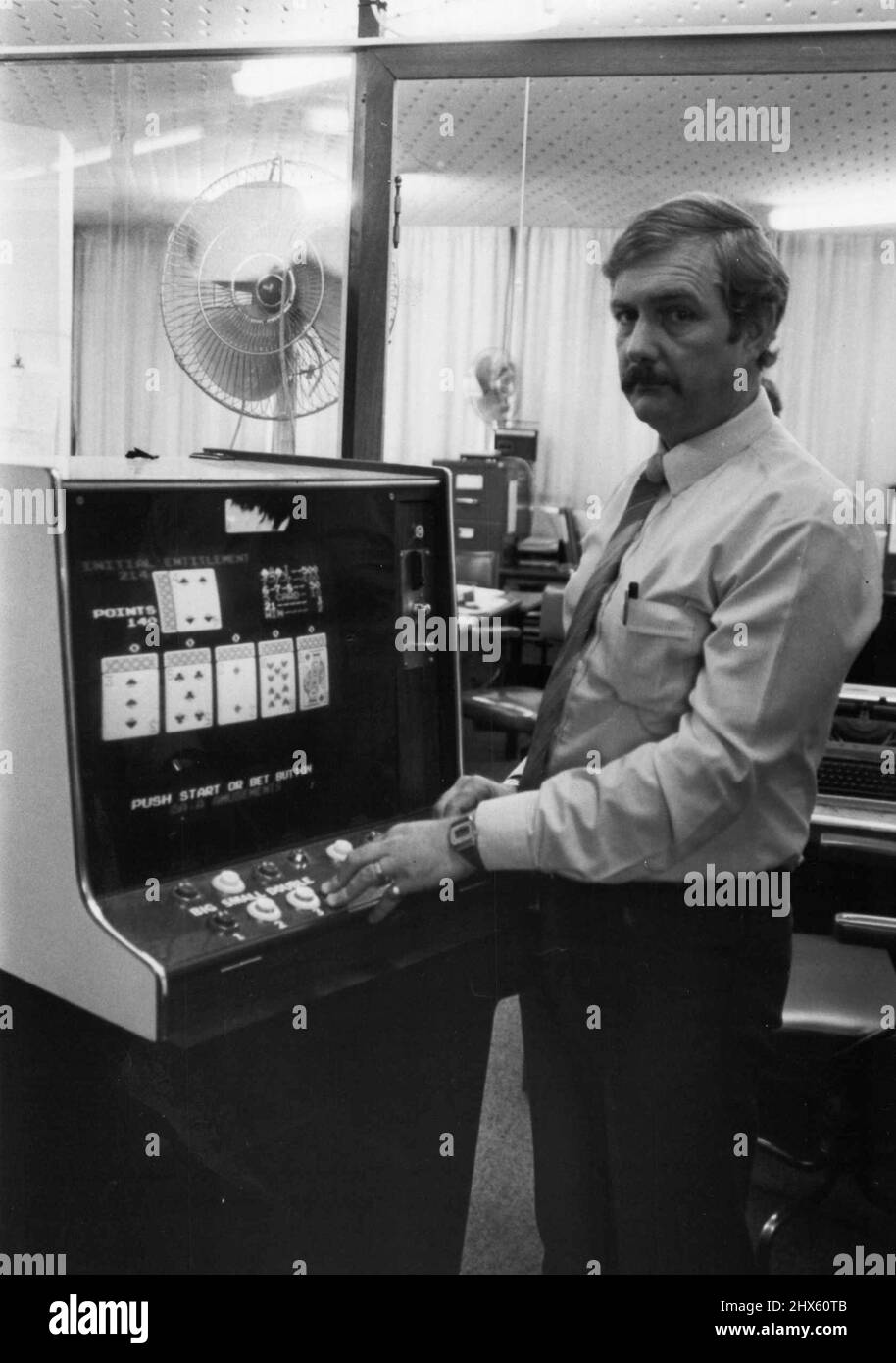 Insp. Warren zeigt gestern eine der beschlagnahmten Maschinen. Einige Kaffeelounges und Hotels wurden gezwungen, illegale Poker-Maschinen zu betreiben, sagte ein Polizist der Gaming-Gruppe gestern Insp. Tony Warren sagte, es gebe kaum Zweifel daran, dass die illegalen Maschinen von großen Organisationen verkauft und vermietet wurden, die versuchten, die legitimen Spielmaschinen „auszulassen“. Insp. Warren sagte gestern, dass seine Männer in den letzten Wochen etwa 60 Video-Poker-Maschinen beschlagnahmt hätten. Dies folgt auf einen zweimonatigen Morgen Stockfoto
