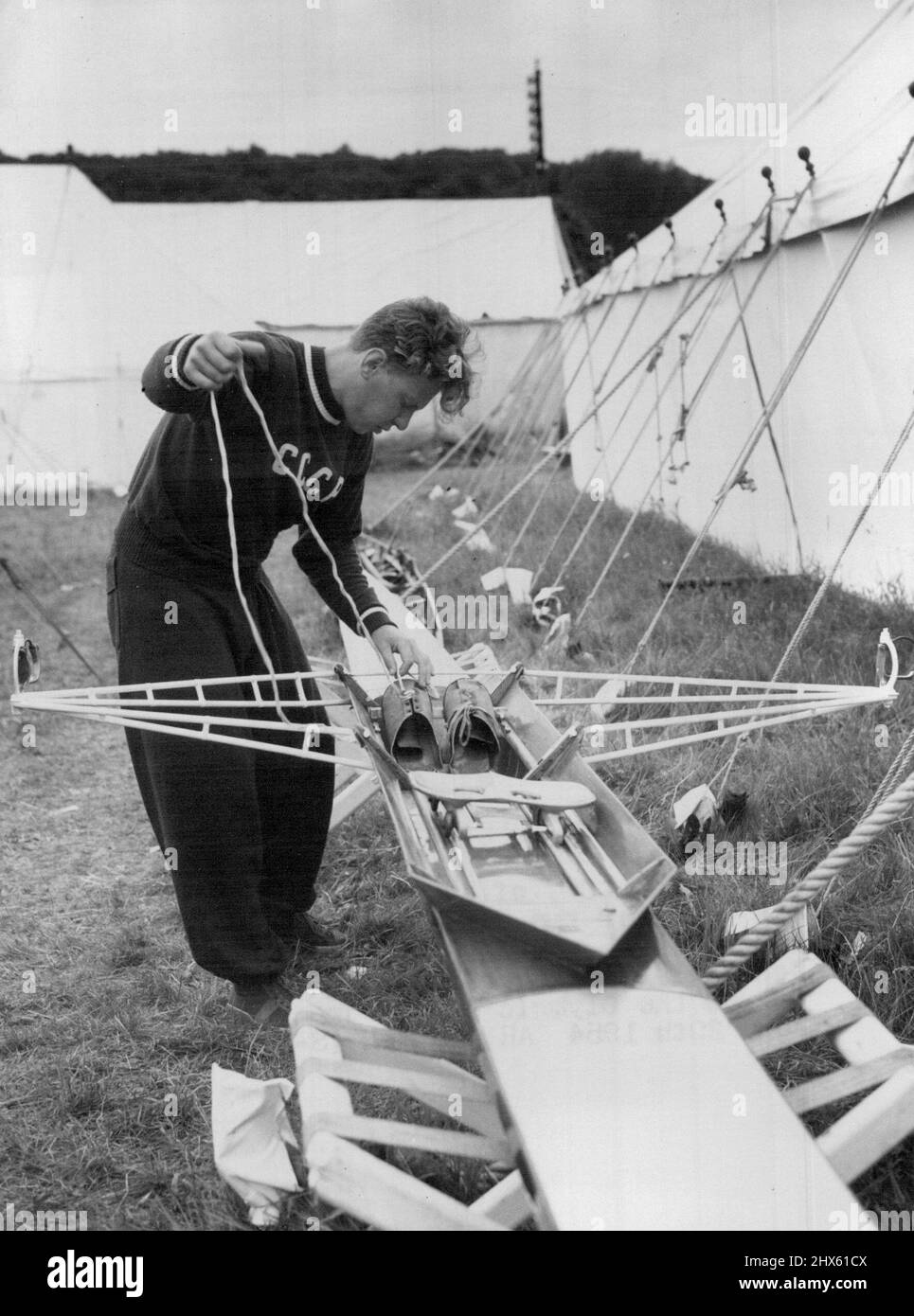 Sowjetische Hoffnung bereitet sich auf Diamond Sculls vor -- Mr. Y. Tukalov aus Russland bereitet sein Boot für die Diamond Sculls in der königlichen Regatta von Renley vor, die morgen (Mittwoch) eröffnet wird. Er war der Sieger der Olympischen Spiele 1952. 29. Juni 1954. (Foto von Reuterphoto);Sowjetische Hoffnung bereitet sich auf Diamond Sculls vor -- Mr. Y Tukalov aus Russland bereitet sein Boot für die Diamond Sculls in der königlichen Regatta von Renley vor, die morgen (Mittwoch) eröffnet wird. Er war der Sieger der Olympischen Spiele 1952. Stockfoto