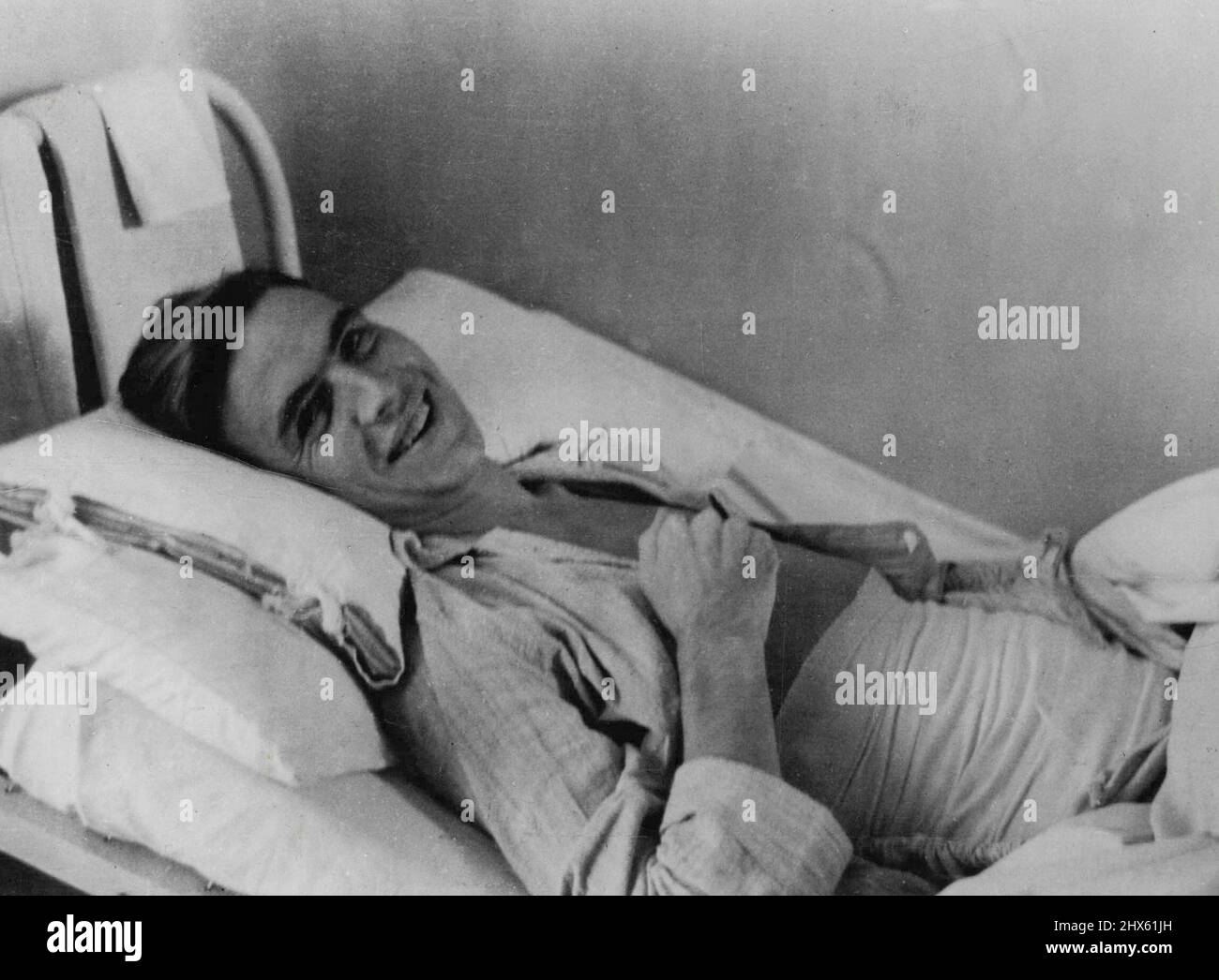 Die seltsame Geschichte von Penicillin -- dieser Soldat in einem Krankenhaus im Nahen Osten verdankt sein Leben Penicillin. Das Medikament verhindert, dass sich sein Bauch-Serve infiziert. Penicillin kann in flüssiger Form in die Wesen injiziert werden, in flüssige Form in die Muskeln, oder direkt auf die Wunde in Pulverform abgestaubt werden. Es verhindert das Wachstum von Bakterien, die Blutvergiftung, Meningitis, Lungenentzündung und eine Vielzahl von anderen Krankheiten verursachen. Die Geschichte von Penicillin, der Droge, die spart ***** Leben von Stockfoto