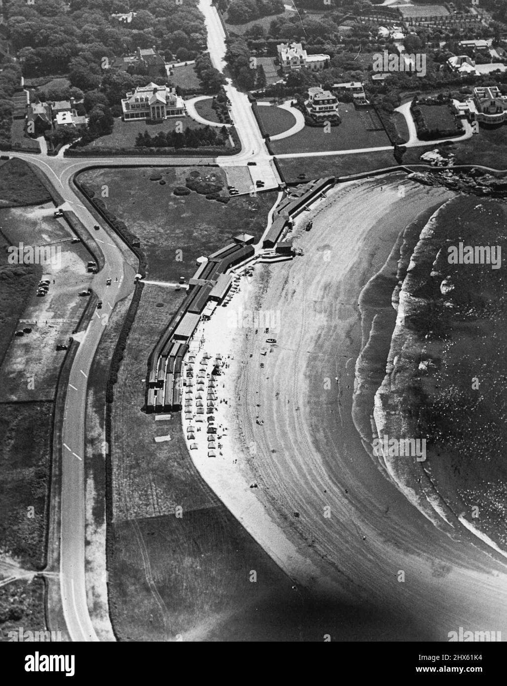 Verbotener Blick auf den Spielplatz der Gesellschaft - aus dem Luftschiff! - Ihr genialer Fotograf verachterte das heftige Verbot, das Amerikas '400' immer auf das Fotografieren seines Lieblingsspielplatzes im Sommer gesetzt hat, und segelte im goodyear-Blimp 'Mayfair' hoch, um diesen kostbaren Blick hinter die Kulissen zu erhalten. Während aristokratische Völker sich begierig und freetete, konnten sie nichts tun, als sich dem Adlerauge der Weitwinkel-Kamera zu unterwerfen, die von oben auf sie einnivelliert wurde. 26. Juli 1930. (Foto von International Ne Stockfoto