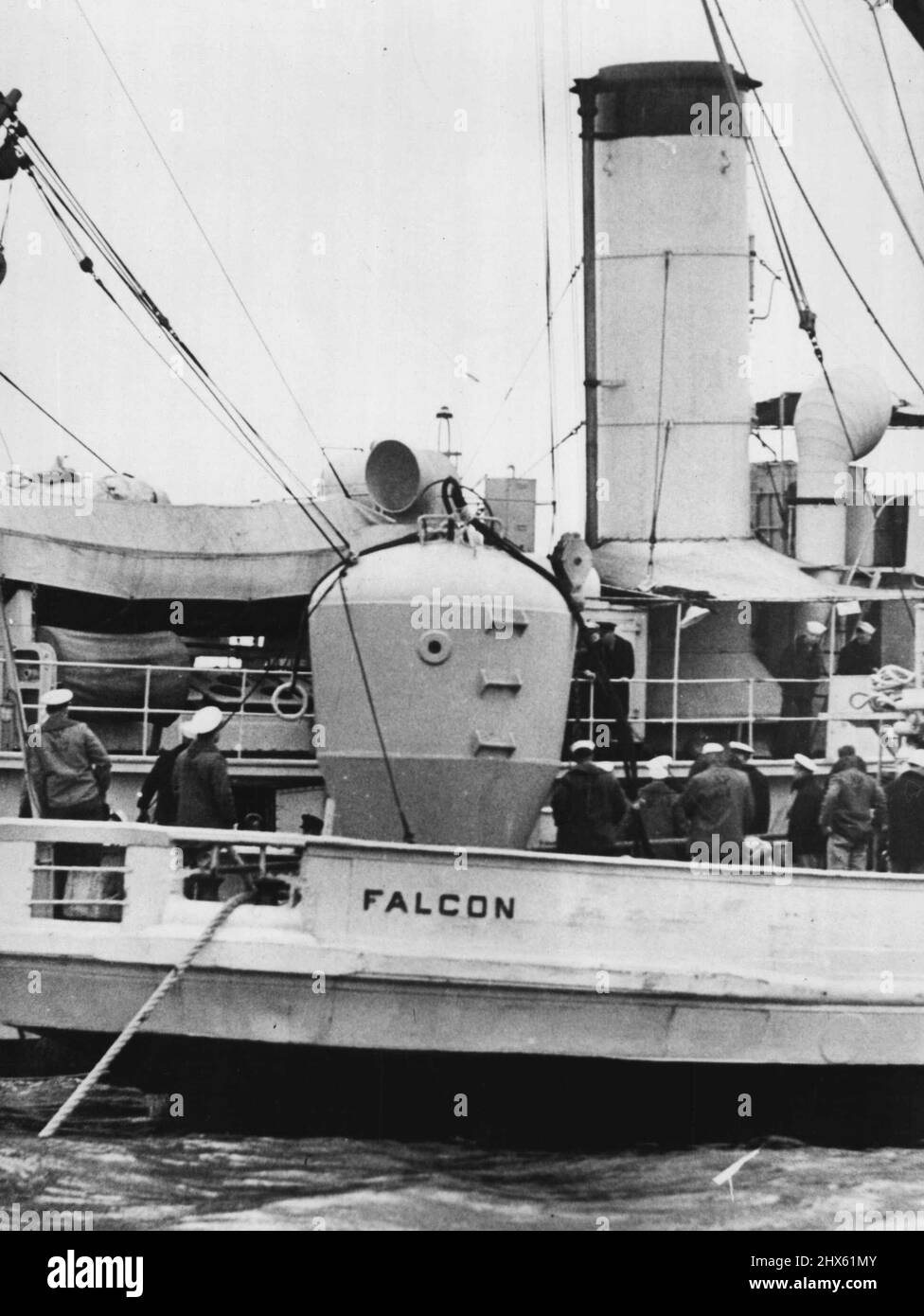 Diving Bell holt Squalus Survivors ab -- Eine Nahaufnahme der Taucherglocke an Bord des Rettungsschiffs Falcon, mit dem Überlebende des 240 Meter unter dem Boot Squalus der US-Marine abgeholt wurden. Dieses Bild entstand, bevor die Glocke oder die Rettungskammer abgesenkt wurde. Das Rettungsschiff Wandank ist zurück von der Falcon. 24.Mai 1939. (Foto von Wide World Photo). Stockfoto