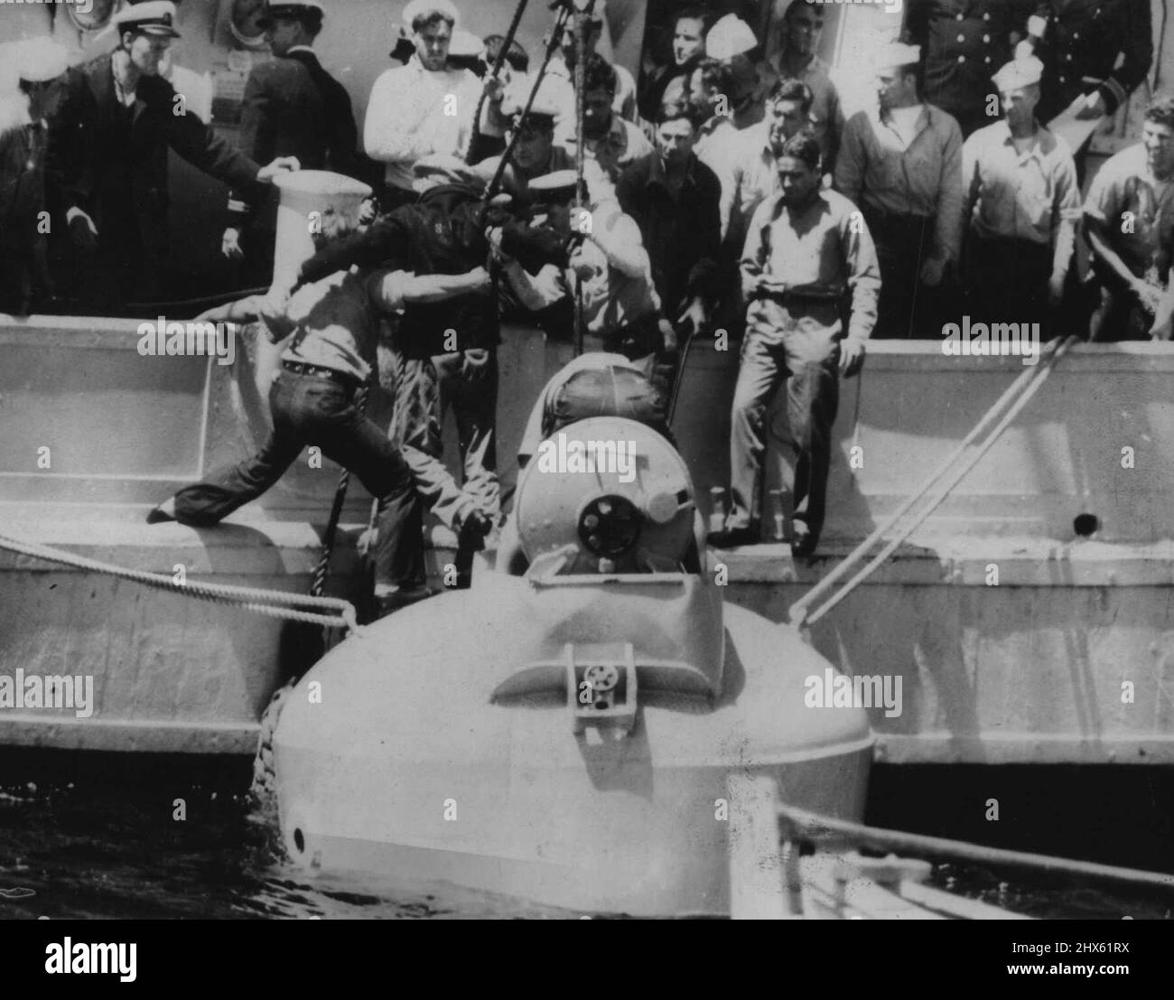 Erste Originalbilder, die in Australien von der Rettung von 32 Überlebenden aus dem US-U-Boot Squalus veröffentlicht werden. Mitglieder der Besatzung werden von der riesigen Stahltauchglocke gehoben, nachdem sie vom Rettungsschiff Falcon an die Oberfläche geschleppt wurde. 8. Juni 1939. (Foto von Associated Press Ltd.) Stockfoto