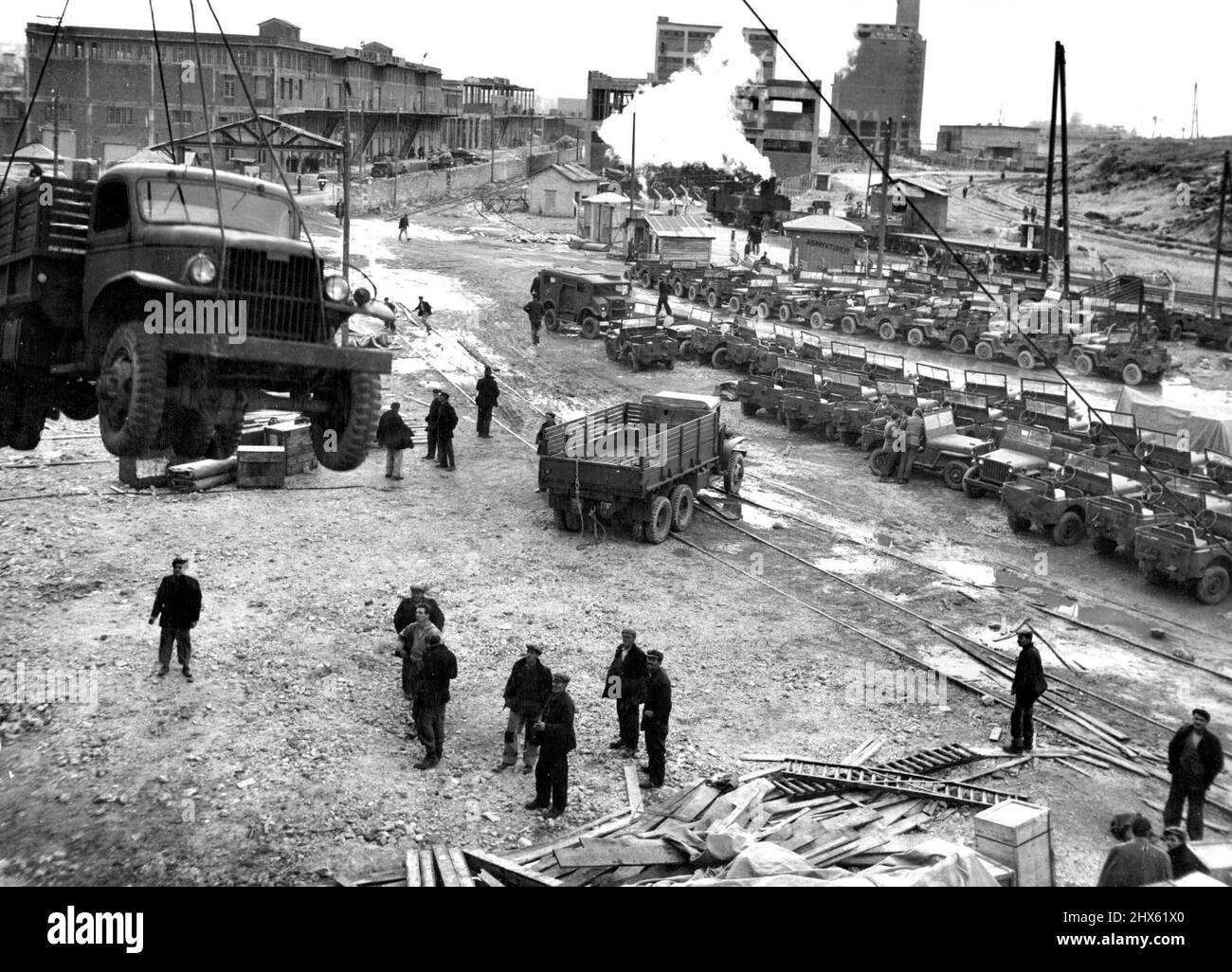 UNRRA Jeeps und Lastwagen werden am Quay Nr. 5 in Piräus gelandet. Es handelt sich um einige der 3500 Lastwagen und über 300 Jeeps, die die UNRRA Greece Mission von der US-Armee in Italien importiert hat. Bis Ende 1945 hatte UNRRA alle 5000 Lastwagen, 320 Jeeps, 112 Motorräder, 10000 Reifen und 1500 Ersatzteilkoffer nach Griechenland gebracht. 5. August 1947. (Foto von UNRRA Photo).;UNRRA Jeeps und Lastwagen werden am Quay Nr. 5 in Piräus gelandet. Sie sind einige der 3500 Lastwagen und über 300 Jeeps, die UNRRA Greece Mission h Stockfoto