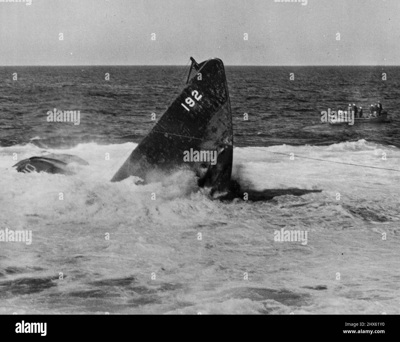 Squalus Kommt Auf Und Sinkt Wieder -- Der Bogen des unglücklichen U-Bootes Squalus, der für einen kurzen Moment, den 13.. Juli, vor den Inseln von Shoals aus dem Wasser aufragt, bevor er mit seiner Ladung von 26 Toten wieder auf den Grund sinkt und die sieben Wochen gefährlicher Bergungsarbeit zunichte macht. Plötzlich brach der Squalus die Wasseroberfläche, als die Hebeoperation begann, brach sich von den Bergungsmannschaften ab und stürzte zurück zu ihrem Grab auf dem Grab auf dem Boden, 240 Fuß unter dem Boden. Juli Stockfoto
