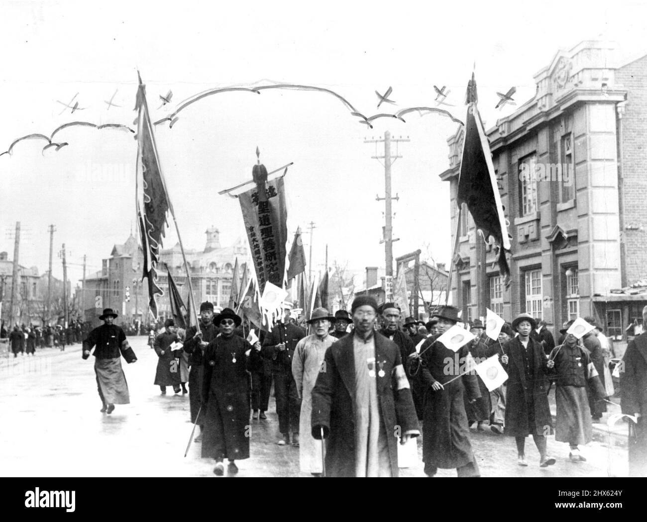 Anti-Völkerbund-Parade, die kürzlich in Mukden veranstaltet wurde. Bewohner der mandschurischen Hauptstadt werden mit japanischen Fahnen und Fahnen gesehen. 14. Januar 1932.;Anti-Völkerbund-Parade, die kürzlich in Mukden veranstaltet wurde. Bewohner der mandschurischen Hauptstadt werden mit japanischen Fahnen und Fahnen gesehen. Stockfoto