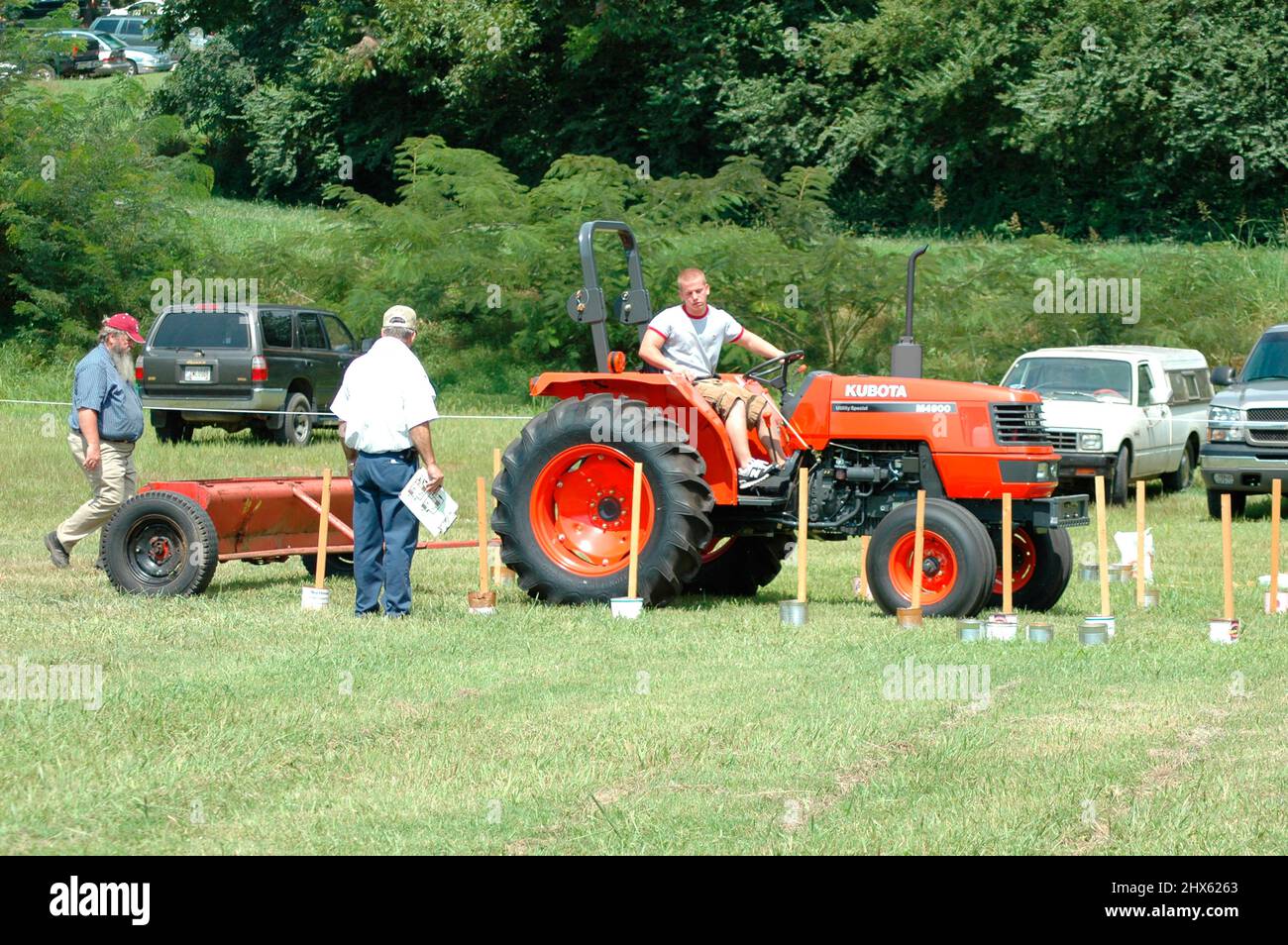 Schülerinnen und Schüler lernen, wie man einen neuen Traktor mit Techer fahren Stockfoto