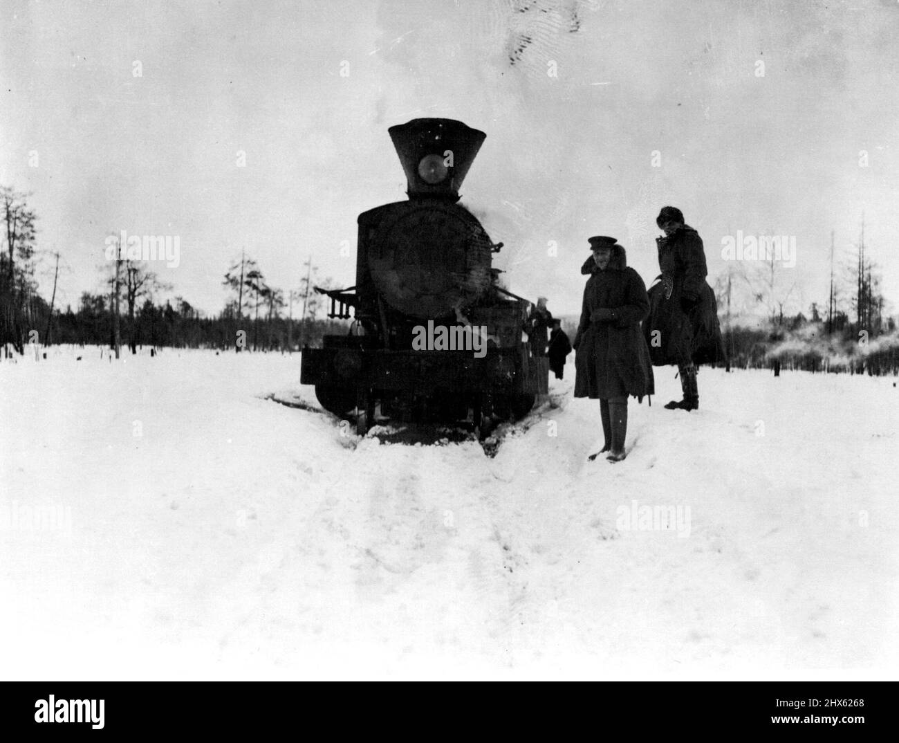 Flüchtlinge im arktischen Russland -- die Flüchtlinge trainieren schneit. Die letzten britischen Flüchtlinge aus Petrograd. Die Bahnfahrt von Petrograd nach Murmansk dauerte acht Tage. Um die russischen Güterwagen zu beschaffen, die notwendig sind, um die Flüchtlinge zu transportieren, mussten große Summen an verschiedene Beamte in petrograd gezahlt werden. Für die ersten 300 Wersten (250 Meilen) kostete es jeden Mann 150 Rubel (£15). 11. Juni 1918. (Foto von Daily Mirror).;Flüchtlinge im arktischen Russland -- die Flüchtlinge trainieren geschneit. Der letzte britische Flüchtling Stockfoto