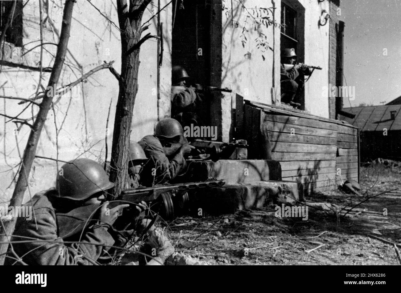 Straßenkämpfe am Stadtrand von Stalingrad Guardsmen im Kampf. 1. November 1942. ;Straßenkämpfe am Stadtrand von Stalingrad Guardsmen im Kampf. Stockfoto