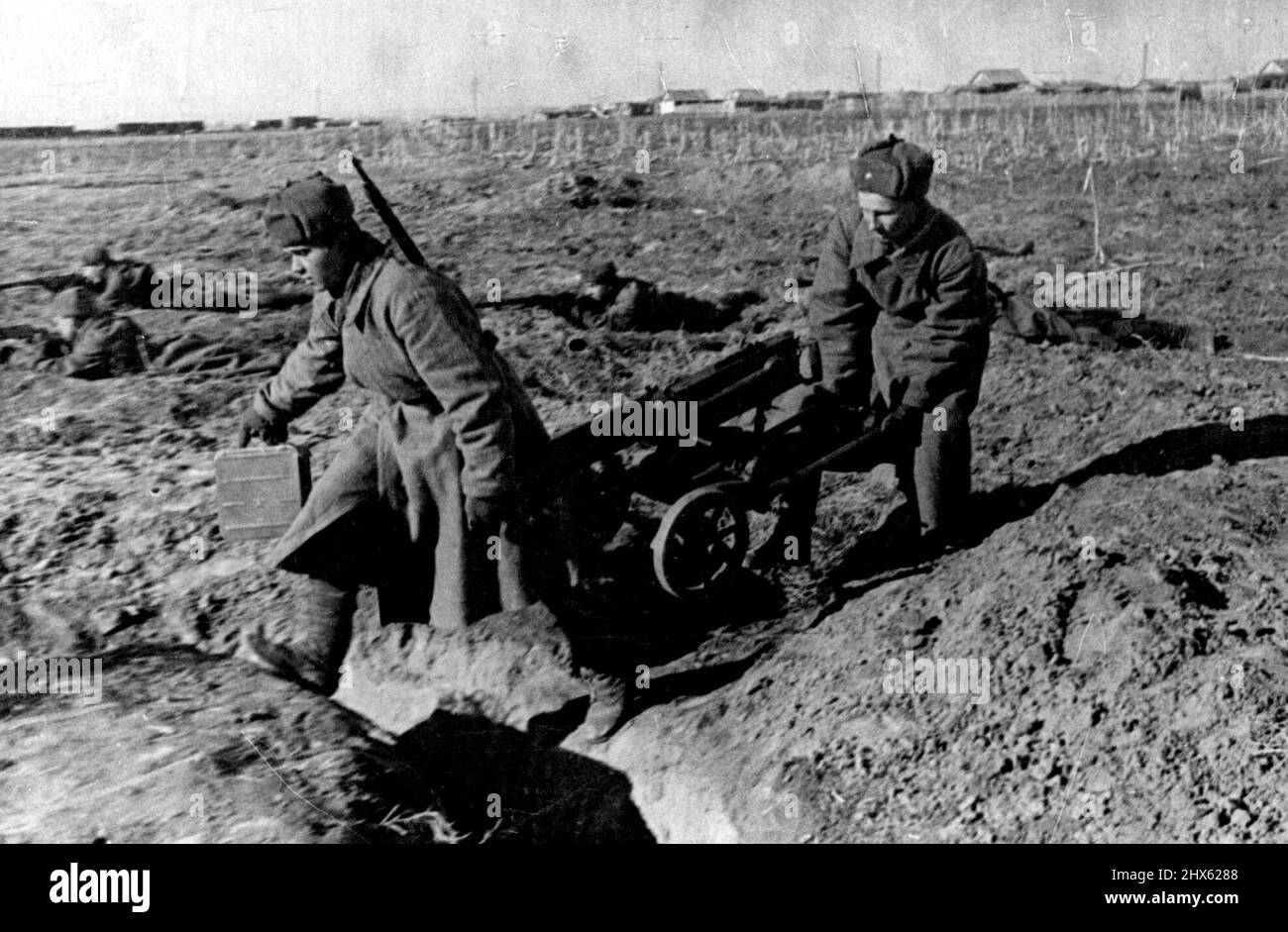 Das Gebiet von Stalingrad. Machire-Gunners, die eine neue Schussposition einnehmen. 1. November 1942. ;Das Gebiet von Stalingrad. Machire-Gunners, die eine neue Schussposition einnehmen. Stockfoto
