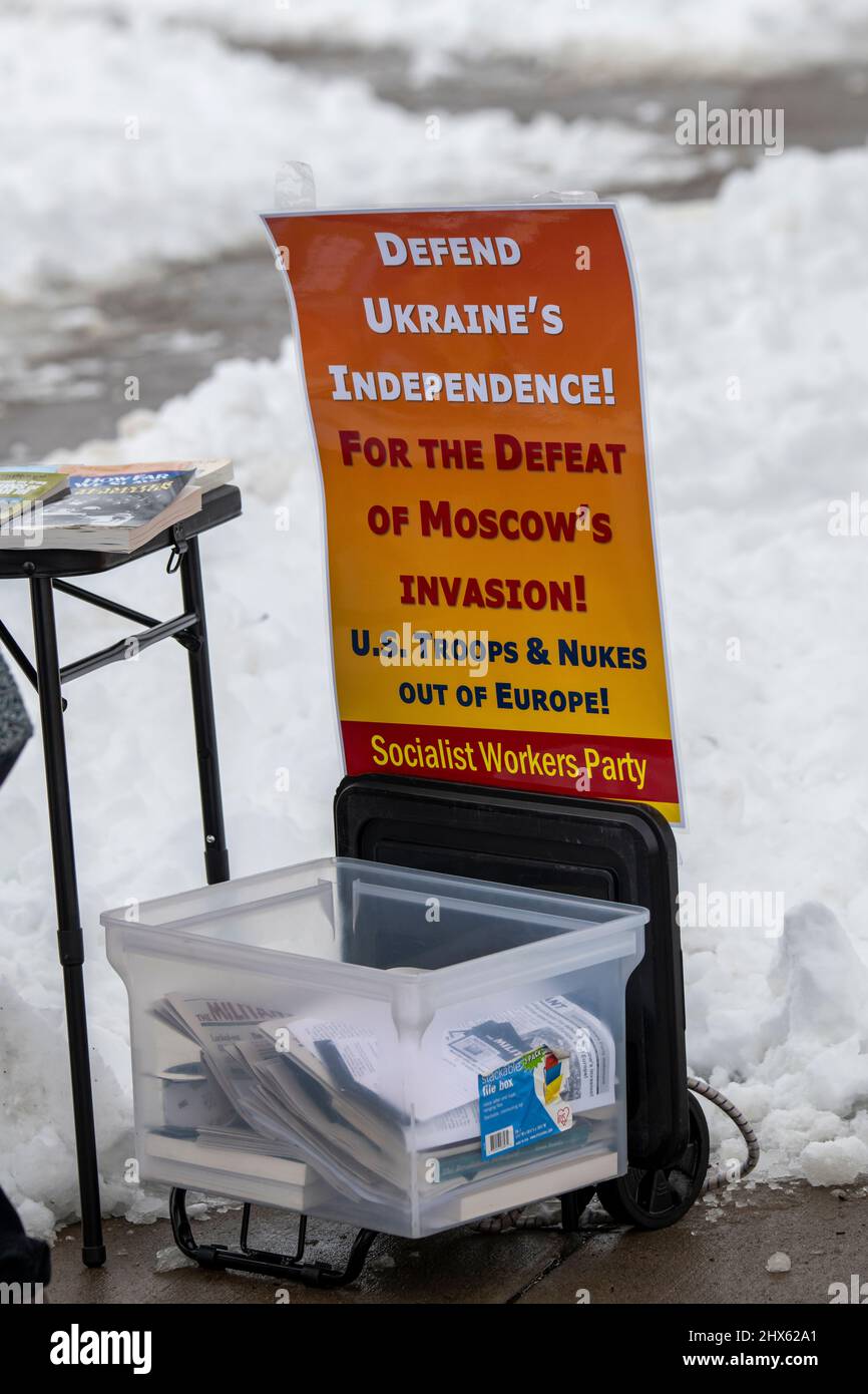St. Paul, Minnesota. Die Menschen versammeln sich, um das ukrainische Volk und die Souveränität der Ukraine zu unterstützen und den Krieg zu beenden, den Russland gegen sie führt. Infor Stockfoto