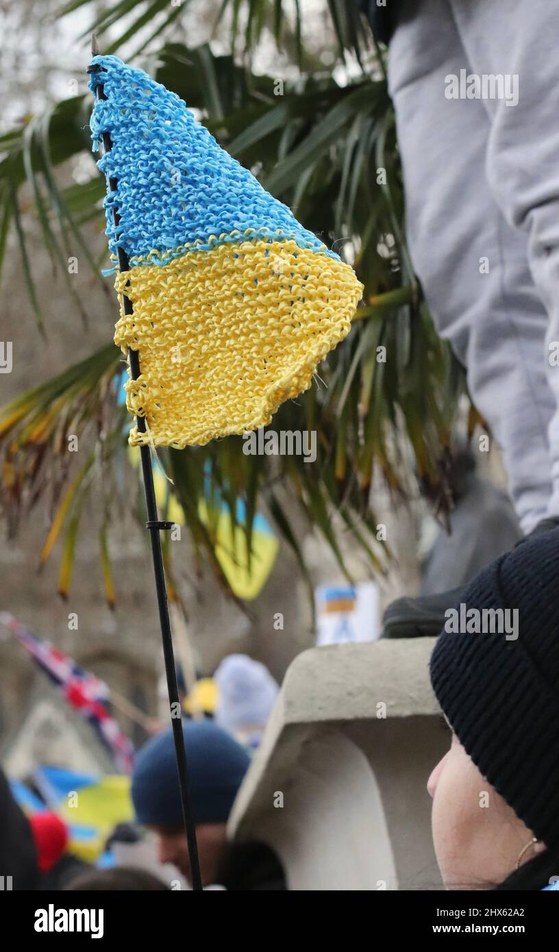 Hunderte von Menschen protestieren gegen die russische Invasion in der Ukraine 06/03/22 London, Großbritannien Stockfoto