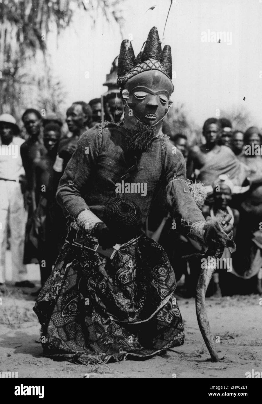 Congo Folklore -- Aufruf zum Segen des Regens ist dieser Hexenarzt während des Mbuya-Tanzes des Bapende Tribe. In seiner rechten Hand ist ein Korb gefüllt mit getrockneten Samen, und in seiner linken ein Antilopenhorn gefüllt mit geheimnisvollem Pulver. Der Mbuya-Tanz ist ein afrikanisches Folklore-„Spiel“ mit bis zu zwanzig Charakteren. Die Folklore Afrikas liegt nicht in Büchern, sondern in den rhythmischen Tribal-Tänzen, die von Generation zu Generation weitergegeben werden. Die Ursprünge der Tänze Schritte, die Gesten und die s Stockfoto