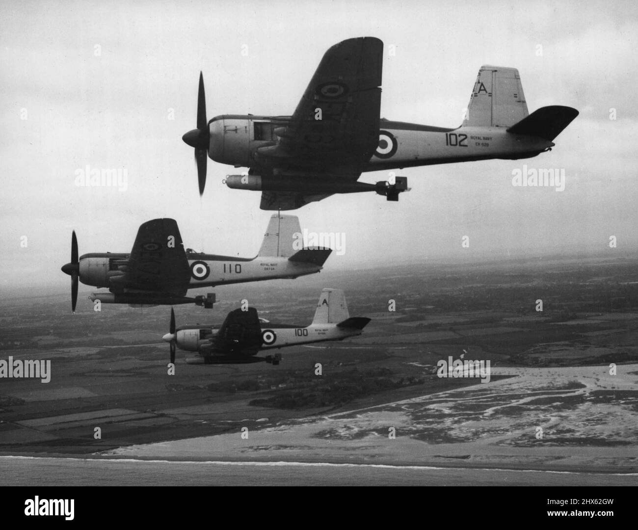 Das Geschick und die Kühnheit der Männer der Torpedostaffeln des Fleet Air Arm während des letzten Krieges haben eine neue Seite der Geschichte in den Annalen der Royal Navy geschrieben. Niemand wird die gnaden Bemühungen der Torpedobomber „Schwertfisch“ vergessen, die „Scharnhorst“ und „Gneisnau“ ***** zu versenken Sie schlängelen unter dem Deckmantel des Wetters durch den Kanal, als Lieut-Kommandant Eugene Esmonde posthum mit dem Victoria-Kreuz ausgezeichnet wurde. Es waren die Torpedos, die in der Woche des „Siegreichen“ i abflogen Stockfoto