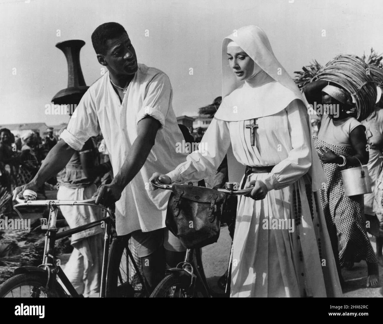Gordon Heath (***** Audrey Hepburn (Schwester Luke) in einer kongolesischen Marktszene ***** „The Nun's Story, eine Fred Zinnemann-Produktion für Warner Bros. 16. Januar 1950. Stockfoto