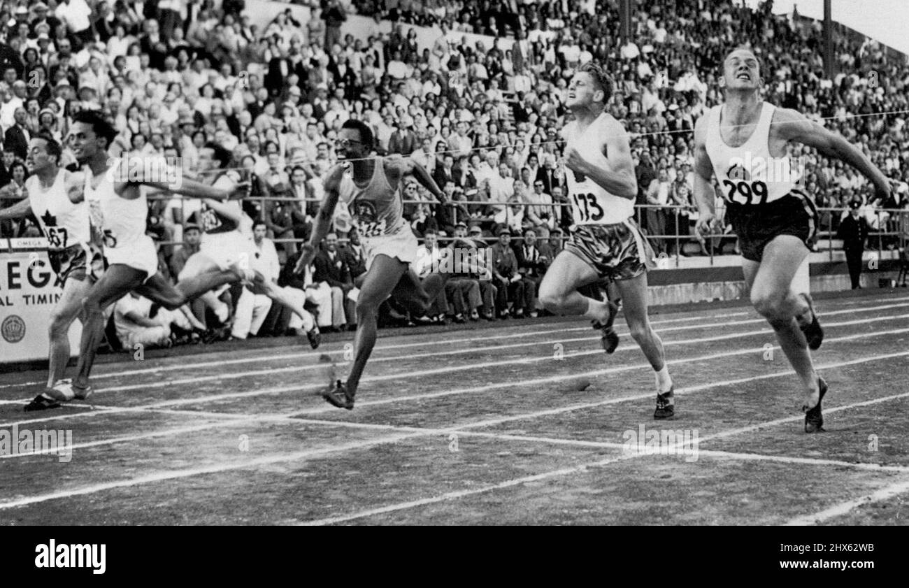 Meets Record -- Trinidad's Mike Agostini, vierter von rechts, Rennen um den Sieg im 100-Yard-Herrenfinale bei den British Empire Games hier spät heute. Andere Läufer sind, von rechts: H.D.Hogan, Australien, der 3. gelaufen ist; Harry Nelson, Kanada, der hinter den Gewinnern platziert wurde; E.Adiado, IA; K.J. Jones, Wales, Hintergrund; Mike Mike Agostini, Trinidad, Der Gewinner und D. McFarlane, Kanada. Agostini erreichte den bestehenden Rekord von 9,6 Sekunden. 01. Juli 1954. (Foto von AP Wirephoto). Stockfoto