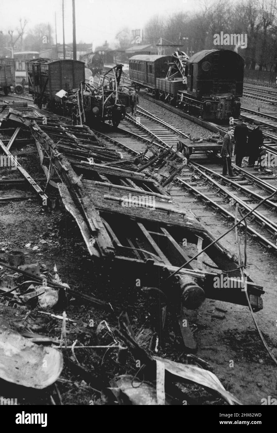 Überreste eines zerstörten Reisebusses nach dem Eisenbahnunfall - der Boden eines Reisebusses, kaum erkennbar, in dem die meisten der 12 Menschen, die gestern Abend um 11,28 Uhr bei einem Eisenbahnunfall vor dem Bahnhof Barnes in London ums Leben kamen. Das Wrack, das heute (Samstag) schnell geräumt wurde, um die Linien wieder zu öffnen, ist alles, was vom Bus übrig blieb, der Feuer fing, als ein Elektrozug von Waterloo nach Windsor das Heck eines Güterzuges traf, der von Battersea Yard nach Brent fuhr. Einhundertfünfzig Passagiere Stockfoto