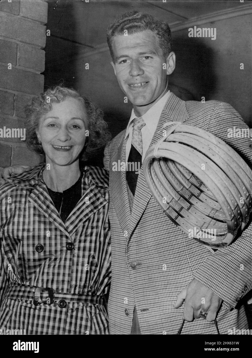 Der ehemalige NSW-Tennisstar, George Worthington, wurde von seiner Mutter begrüßt, als er aus Neuseeland kam, wo er lebt. Er geht auf 4½ Monate-Tournee, spielt in Kairo, Italien, Frankreich und dann in Wimbledon. 21. Februar 1953. Stockfoto
