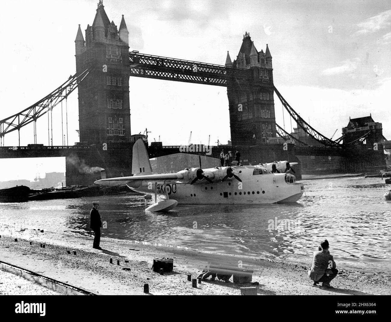 Ein Riese auf der Themse 'Battle of Britain' Ankunft Londoners und Besucher der Metropole waren erstaunt, dieses riesige Coastal Command Flying Boat, das heute an der berühmten Tower Bridge vor Anker liegt, zu sehen. Er hatte den Fluss von Woolwich aus bestiegen und wird bis Sonntag für die Battle of Britain-Feierlichkeiten am Tower vertäut bleiben. 12. September 1950. (Foto von Paul Popper Ltd.). Stockfoto