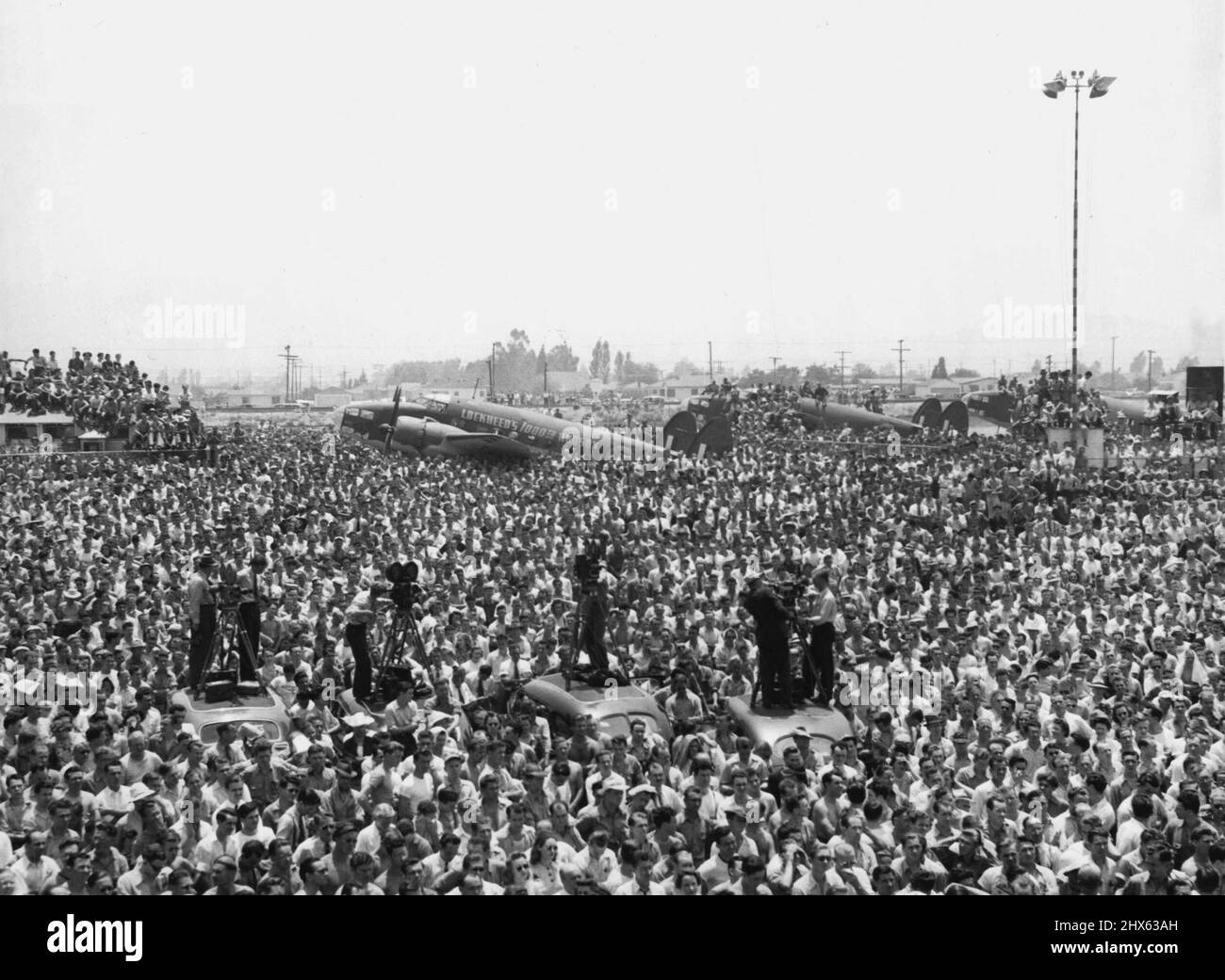Lockheed-Arbeiter Hören Halifax -- Lockheed Aircraft ***** Die Arbeiter hören Viscount Halifax, dem britischen Botschafter in den Vereinigten Staaten, zu, als er am 18. Juli in Burbank, Kalifornien, mit ihnen über die Fertigstellung des 1000. Lockheed Hudson Bombers sprach. Diese Ebene wird von der R.A.F. verwendet Küstenkommando. 18. Juli 1941. (Foto von Associated Press Photo). Stockfoto