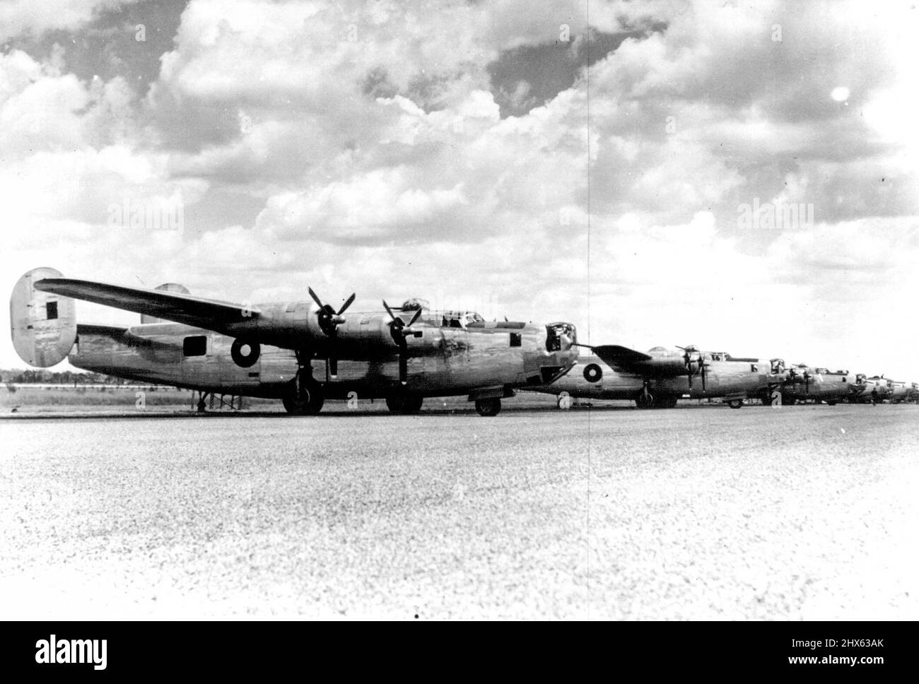 Abteilung für Luft. Diese Liberatoren der R.A.F. stellen sich in ihrer „nassen“ Saison gegen die dichten, sich aufsammlenden Wolken Nordwestaustraliens und bilden eine beeindruckende Palette an Stärke. Sie sind voll von R.A.F.-Mitarbeitern besetzt und haben viele erfolgreiche Langstreckenmissionen gegen die Japaner unternommen, darunter den verheerenden Angriff auf das Kraftwerk Siman-Mendalan in Java. 17. April 1945. (Foto vom Department of Air). Stockfoto