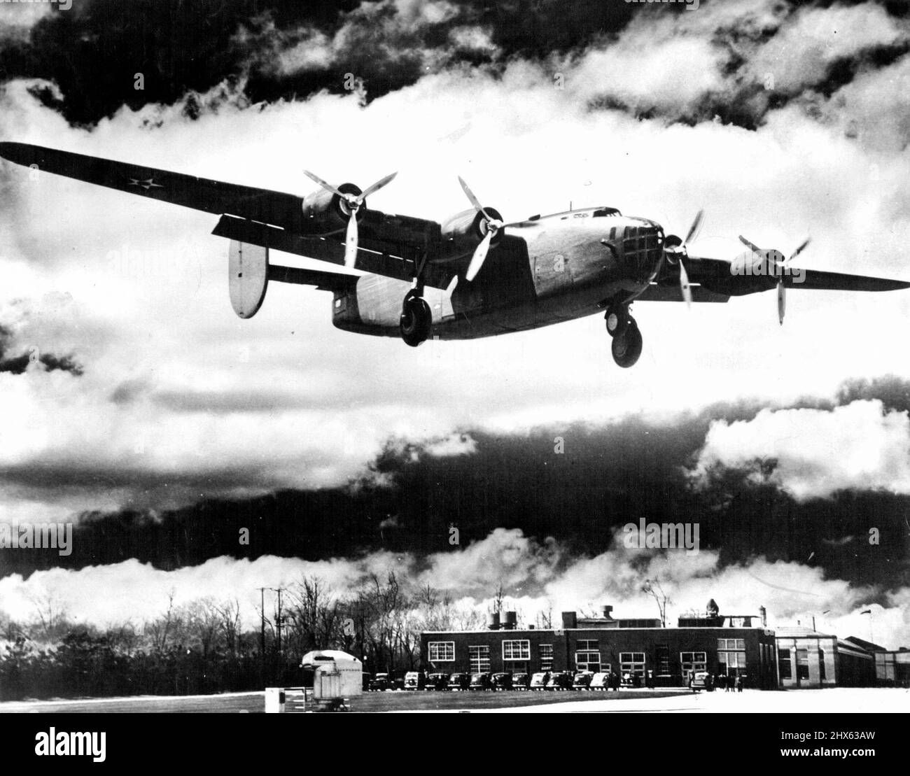 28-Tonnen Bomber vom Typ Ford wird gebaut. Motorbomber des Typs, den das Straßenmotorunternehmen für die Armee bauen wird, die für eine Landung auf dem Ford-Flughafen in Dearborn einmarschiert. Die B-24D wiegt 56.000 Pfund geladen, kann vier Tonnen Bomben tragen und hat einen 110-Fuß-Flügel ausgebreitet. Die vier Pratt & Whitney-Motoren mit 1.200 PS treiben das Flugzeug mit mehr als 300 Milks pro Stunde an. Das Schiff hat eine Reichweite von mehr als 3.000 Meilen. 26.Mai 1941. (Foto von Associated Press Photo). Stockfoto