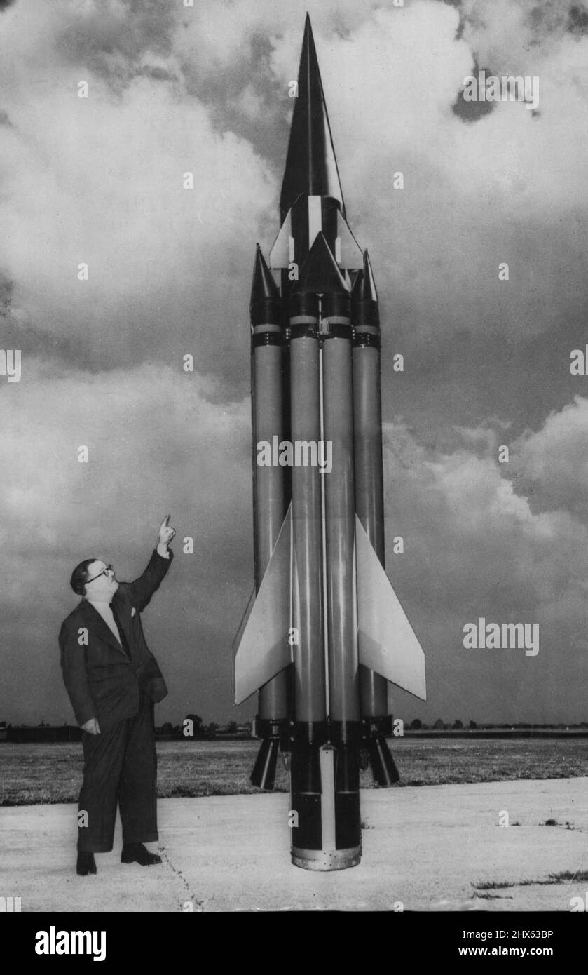 Erste Nahaufnahme von British Rocket - Dieses Bild zeigt zum ersten Mal eines der Armstrong Whitworth Guided Rakete Testfahrzeuge, das nächste Woche zum ersten Mal auf der Farnborough Air Show gezeigt wird. Diese seltsam aussehende Rakete hat Hilfs-Booster-Raketen, die deutlich in einem Band um das Hauptfahrzeug zu sehen sind. Diese helfen dem Hauptfahrzeug, auf die volle Überschallgeschwindigkeit zu beschleunigen. Details zu Geschwindigkeit, Reichweite, Typ, Gewicht oder Verwendung der Lenkraketen Stockfoto