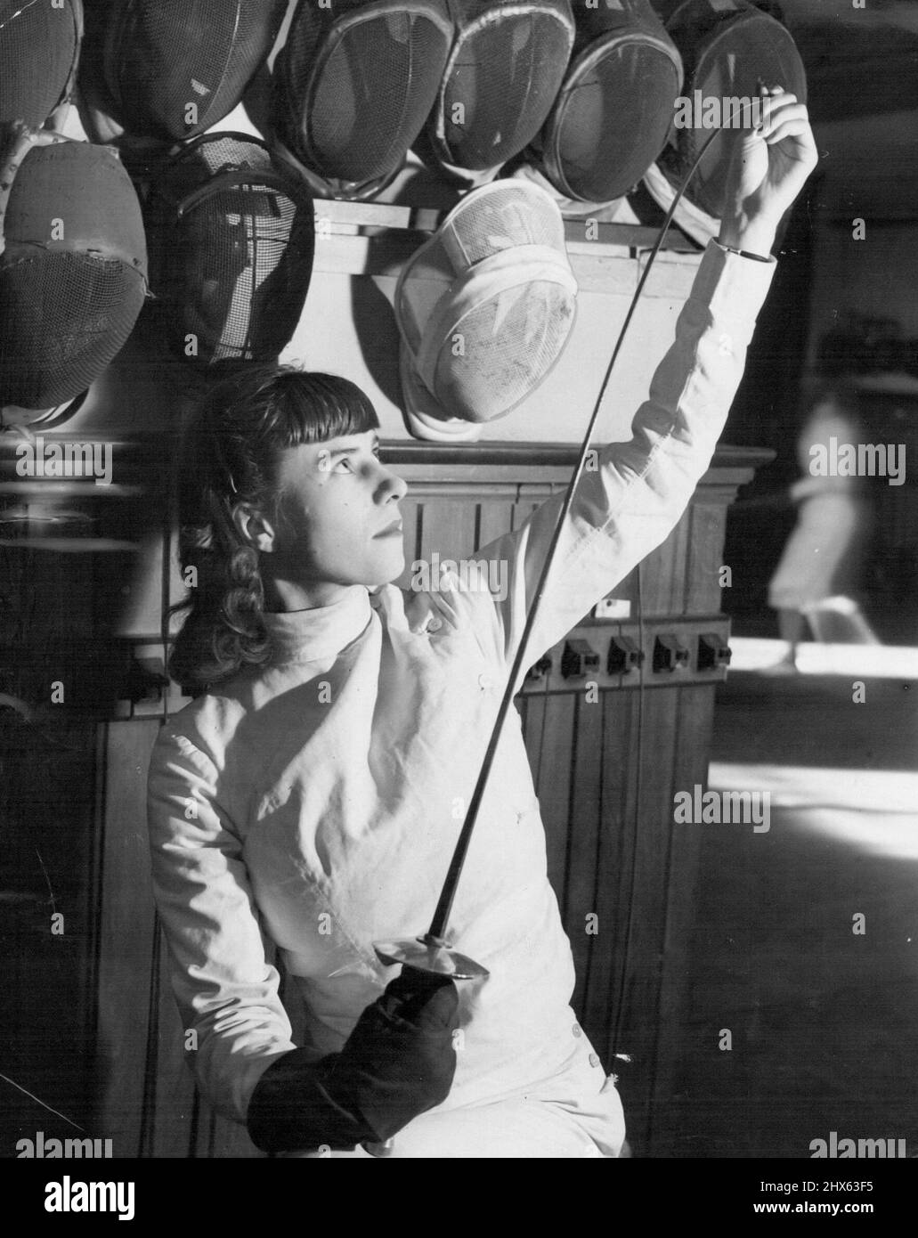 Frau Joan Majendie, die Großbritannien bei den Olympischen Spielen vertreten soll, beugt sich vor dem Training im Londoner Fechten Club vor. 24.Mai 1948. (Foto von Reuterphoto) Stockfoto