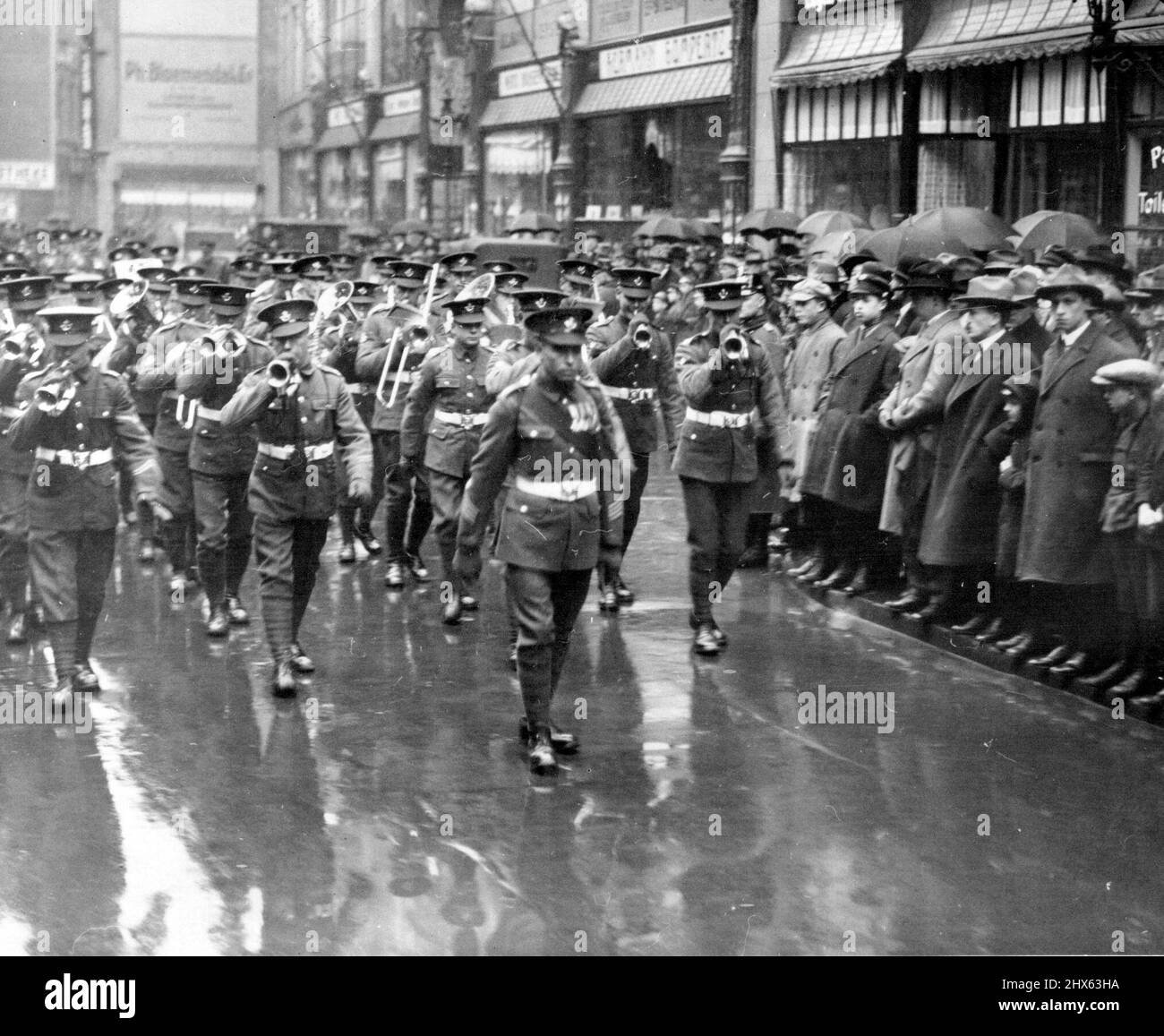 Die Evakuierung des Rheins: Die britische Armee begann nach sieben Jahren die Evakuierung von Köln am Vorabend der Unterzeichnung des Locarno-Friedenspakts. Die letzte Kirchenparade. Die Band, die die Truppen beim Verlassen der Kirche nach der letzten Kirchenparade führt. 1. Januar 1929. (Foto: Sport & General Press Agency, Limited). Stockfoto