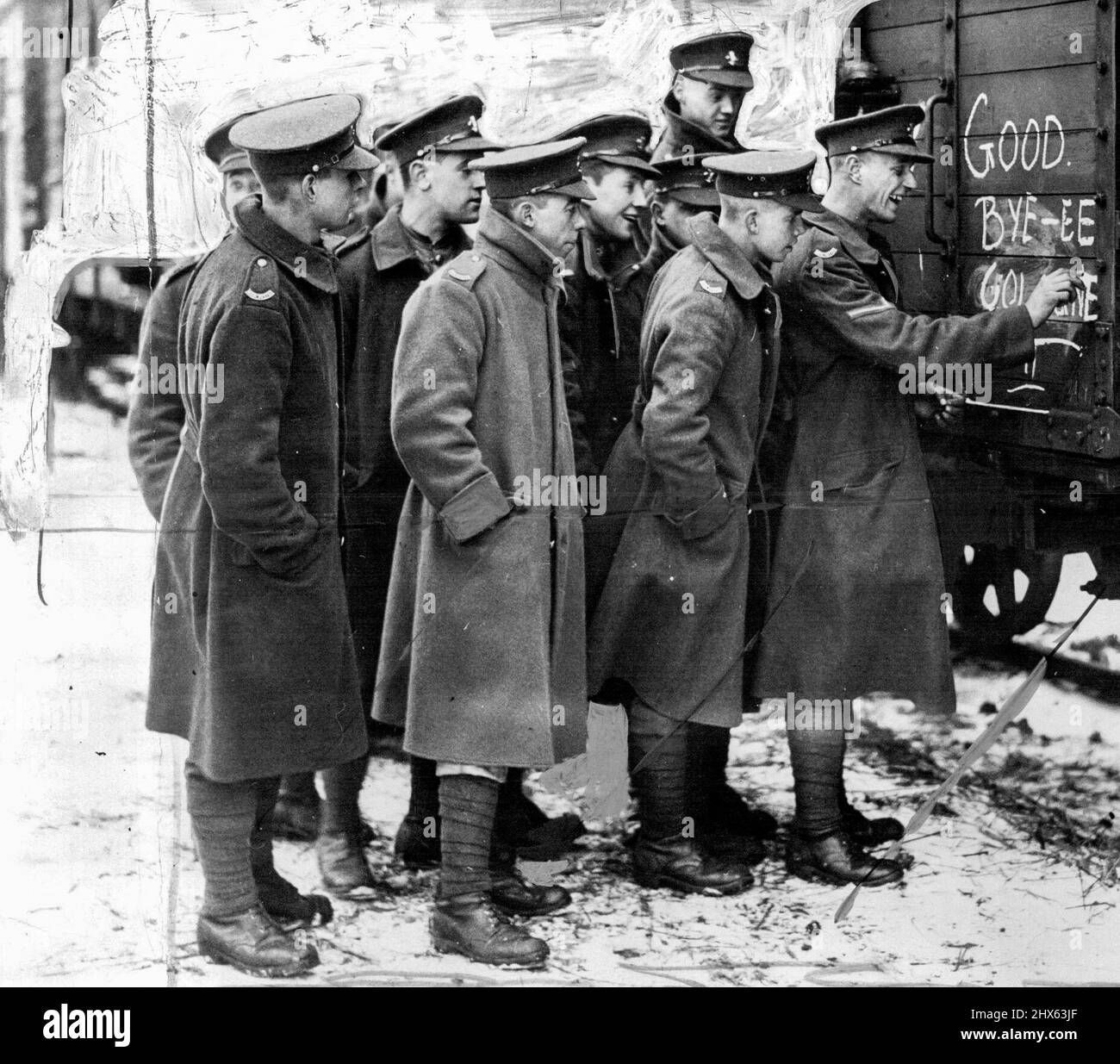 Die Evakuierung des Rheins: Ein Tommy bei seinem Abschied auf einem Kölner Eisenbahnwaggon. Die britische Armee begann nach sieben Jahren mit der Evakuierung von köln, am Vorabend der Unterzeichnung des Locarno-Friedenspakts. 1. Januar 1929. (Foto: Sport & General Press Agency, Limited). Stockfoto