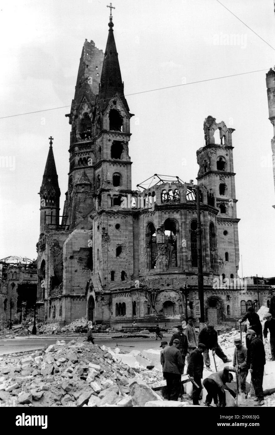 Spieler bauen die Berliner Kirche wieder auf: Die vom Krieg zerstörte Gadachtniskirche, die die Spieler wieder aufbauen werden. Abgestumpft Berliner, die gerne spielen, können ihrer Fantasie folgen - und dabei helfen, einige der kriegszerstörten Wahrzeichen der Stadt wieder aufzubauen. Im Cafe l'Europe im britischen Sektor spielen Spieler jetzt „Rolo“, ein Spiel ähnlich dem Roulette. 25 Prozent des Erlöses fließen in den Wiederaufbau der benachbarten Gedächtniskirche am Kurfürstendamm, weitere zehn Prozent gehen an n Stockfoto
