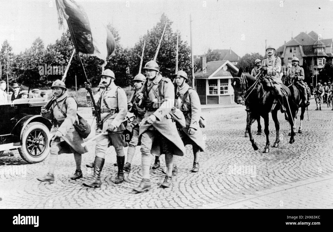 Französische Truppen verlassen Essen: Französische Truppen verlassen Essen mit ihren Farben. Animierte Szenen wurden bei der Abreise der französischen Truppen aus Essen beobachtet. 1. Januar 1929. (Foto von Central News). Stockfoto