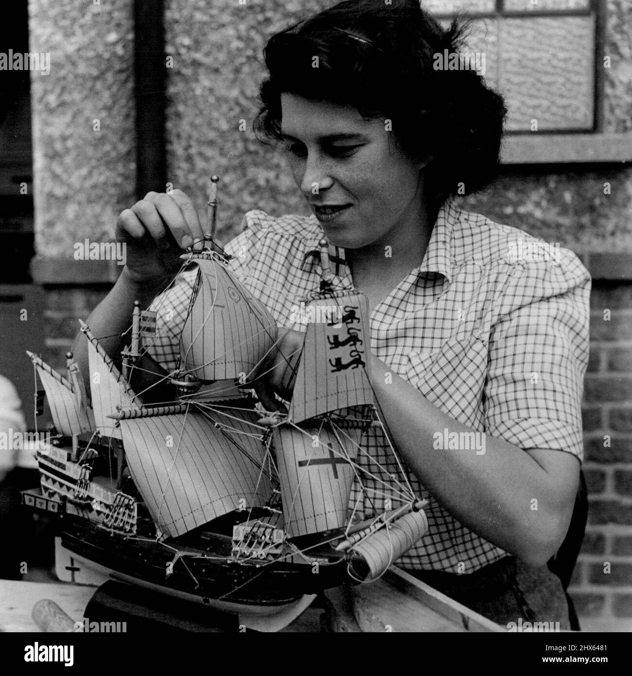 Girl's Unusual Hobby -- Patricia Crosby bei der Arbeit an einem schönen kleinen Modell von Sir Francis Drakes Schiff 'Golden Hind'. Die 21-jährige Patricia Crosby aus Hathaway Road, Grays, Essex. Hat ein Hobby, das bei einem Mädchen ungewöhnlich ist - sie baut abends zu Hause Modellgalleen und Clipper. Par arbeitet in Cannon-Street GPO, London, und hat zweimal in Folge den Hobbys-Wettbewerb der Post für den Londoner Raum gewonnen. Ich bot ihr zum 21.. Geburtstag ein Paar Seidenstrümpfe an, sagte sie, dass sie ein Schnitzwerk bevorzugt Stockfoto