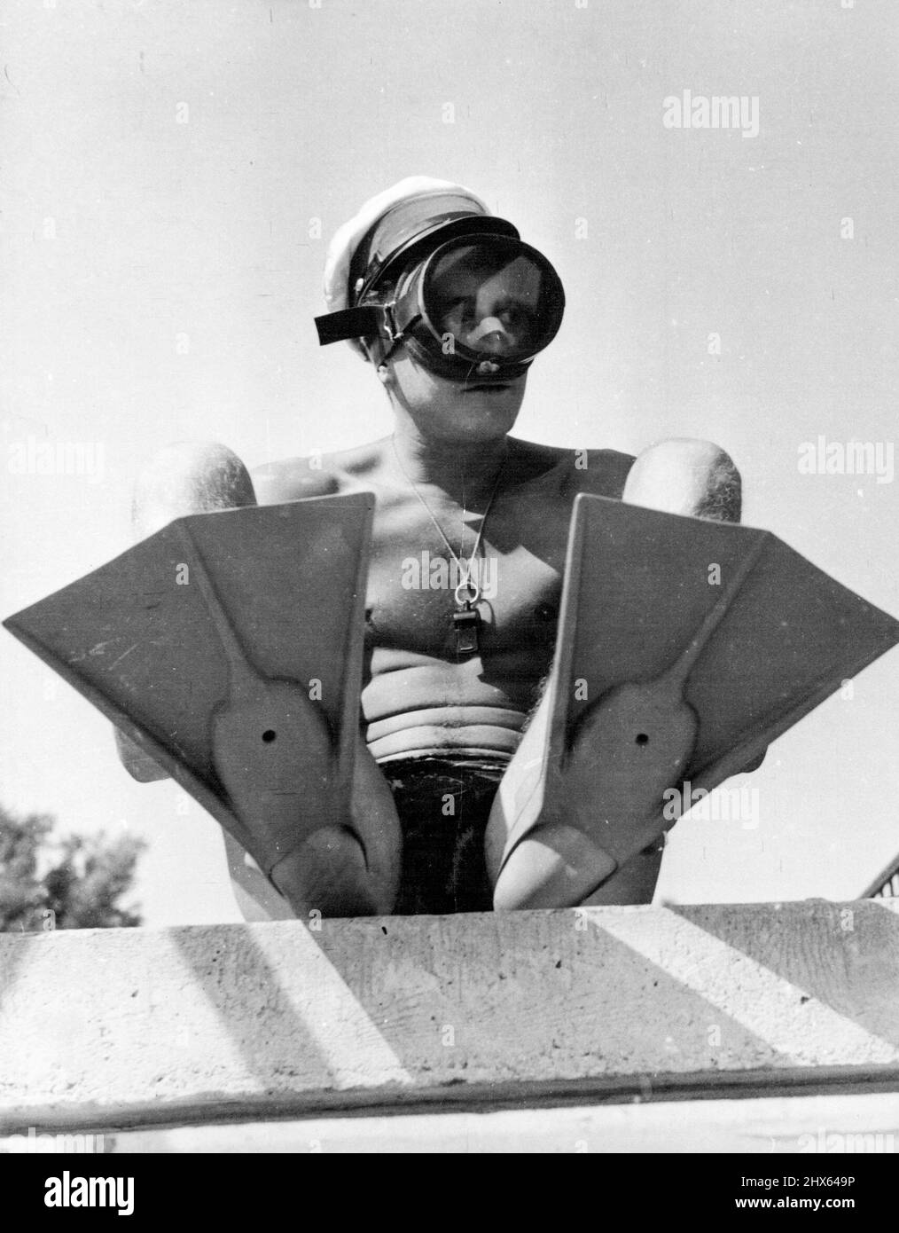 Was ist es, ein Mann vom Mars oder ein Tänzer, der als Frosch zu einem Fanck-Dress Ball geht oder keiner der Anhaltspunkte, die wir Ihnen geben können, ist, dass es viele dieser Kreaturen gibt, die in dieser Saison überall auf kontinentalen Stränden verstreut sind Ja, du hast es Ein Rettungsschwimmer, der beobachtet, dass niemand ertrinkt, aber was wir wissen wollen, behält er diesen Hut auf, wenn er lebensrettend ist. 30. August 1953. (Foto von Paul Popper Ltd) Stockfoto