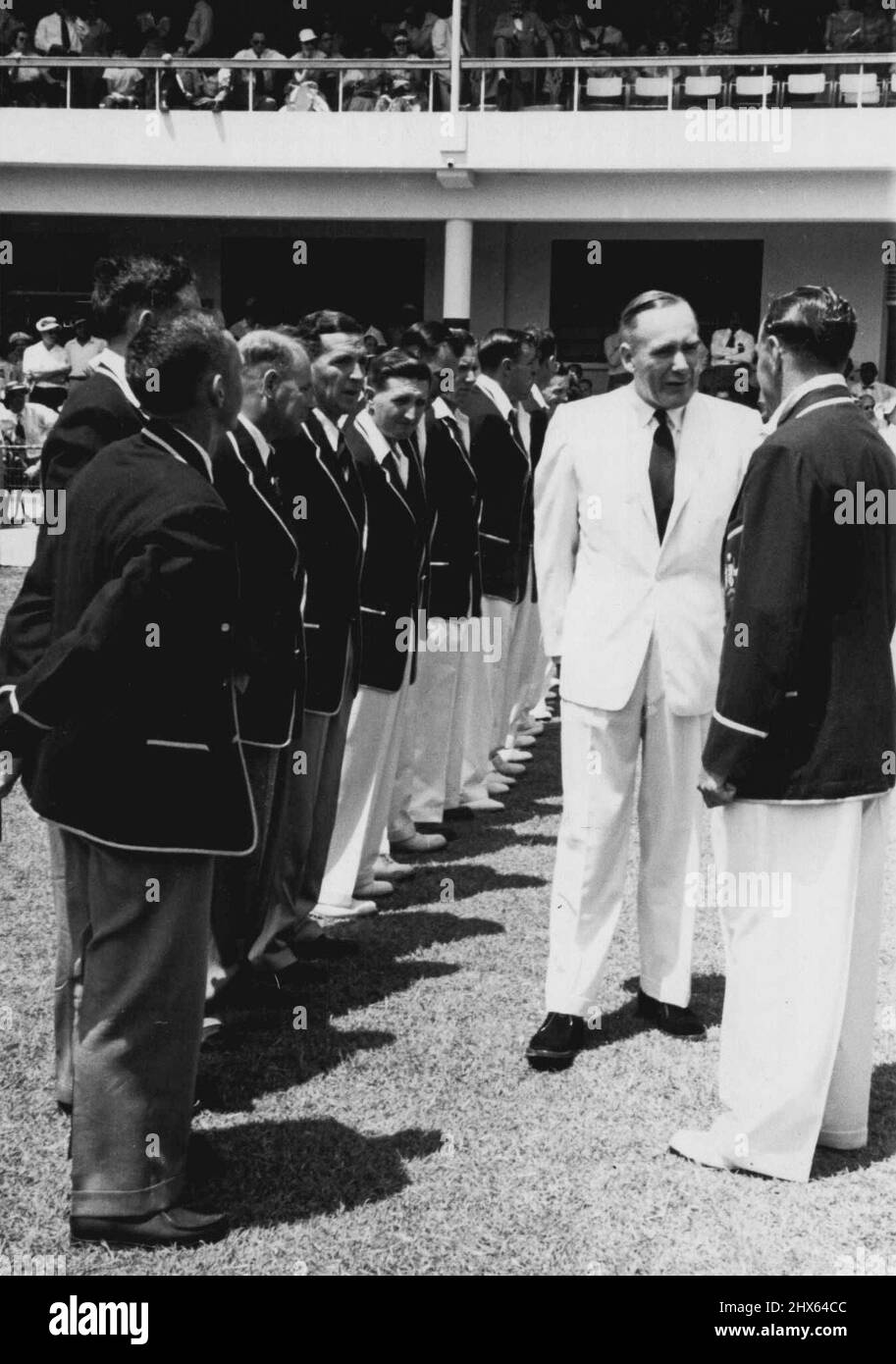 S.E. Sir Hugh Foot plauderte mit Ian Johnson nach der Präsentation des australischen Teams. 5. April 1955. Stockfoto