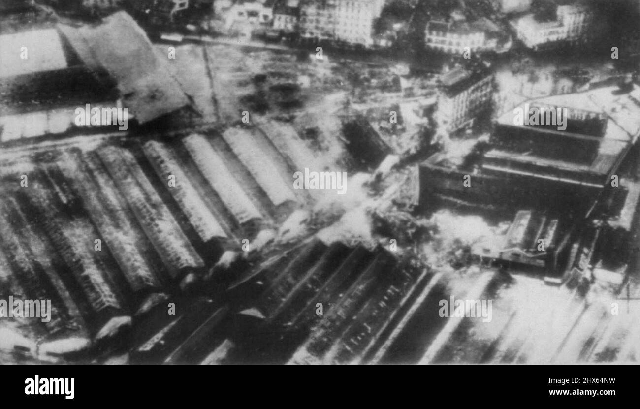 Ziel für britische Bomben -- Ein beschädigter Abschnitt des Renault-Werks in Billancourt, der bombardiert wurde, als die RAF militärische Ziele in Pariser Vororten überfiel, wird auf einem Aufklärungsflug der RAF aus der Luft fotografiert. Dies ist eine erneute Übertragung aus London des oberen Teils von NY 21 vom März 5. 6. März 1942. (Foto von AP Wirephoto). Stockfoto