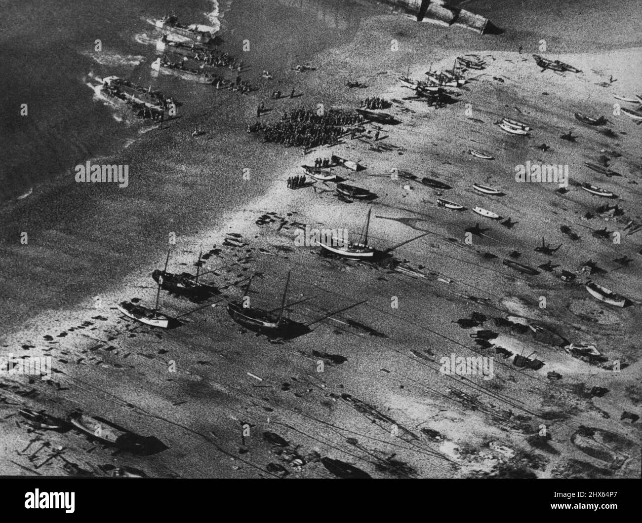 British Reconnaissance RAID in Boulogne-Le Touquet Gebiet: R.A.F. Bild Der Filmeinheit. Dieses Bild, aufgenommen von R.A.F. Film Unit zeigt britische Special Service-Truppen, die bei ihrer Rückkehr an der englischen Küste landen. In den frühen Morgenstunden des 4. Juni landete eine Truppe britischer Sonderdiensttruppen an der von Deutschland besetzten französischen Küste zwischen Boulogne und Le Touquet, wo sie eine Aufklärung vornahm und wertvolle Informationen zurückbrachte. Die Wiedereinschiffung der Truppen des Sonderdienstes durch Einheiten des Royal Nav Stockfoto