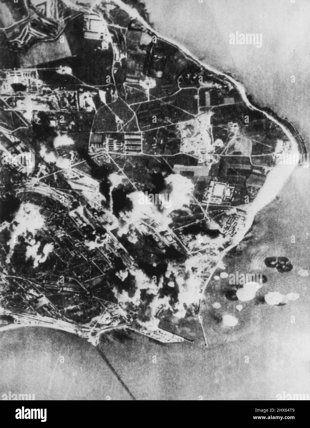 U-Boat Base in La Pallice, Frankreich, gehämmert -- Bomben von US-Befreier der Achten Luftwaffe verursachen diese Rauchschwaden auf dem U-Boat Base in La Pallice, Frankreich. Dieses Foto wurde während der Razzia aufgenommen. 14. Juni 1943. (Foto von AP Wirephoto). Stockfoto