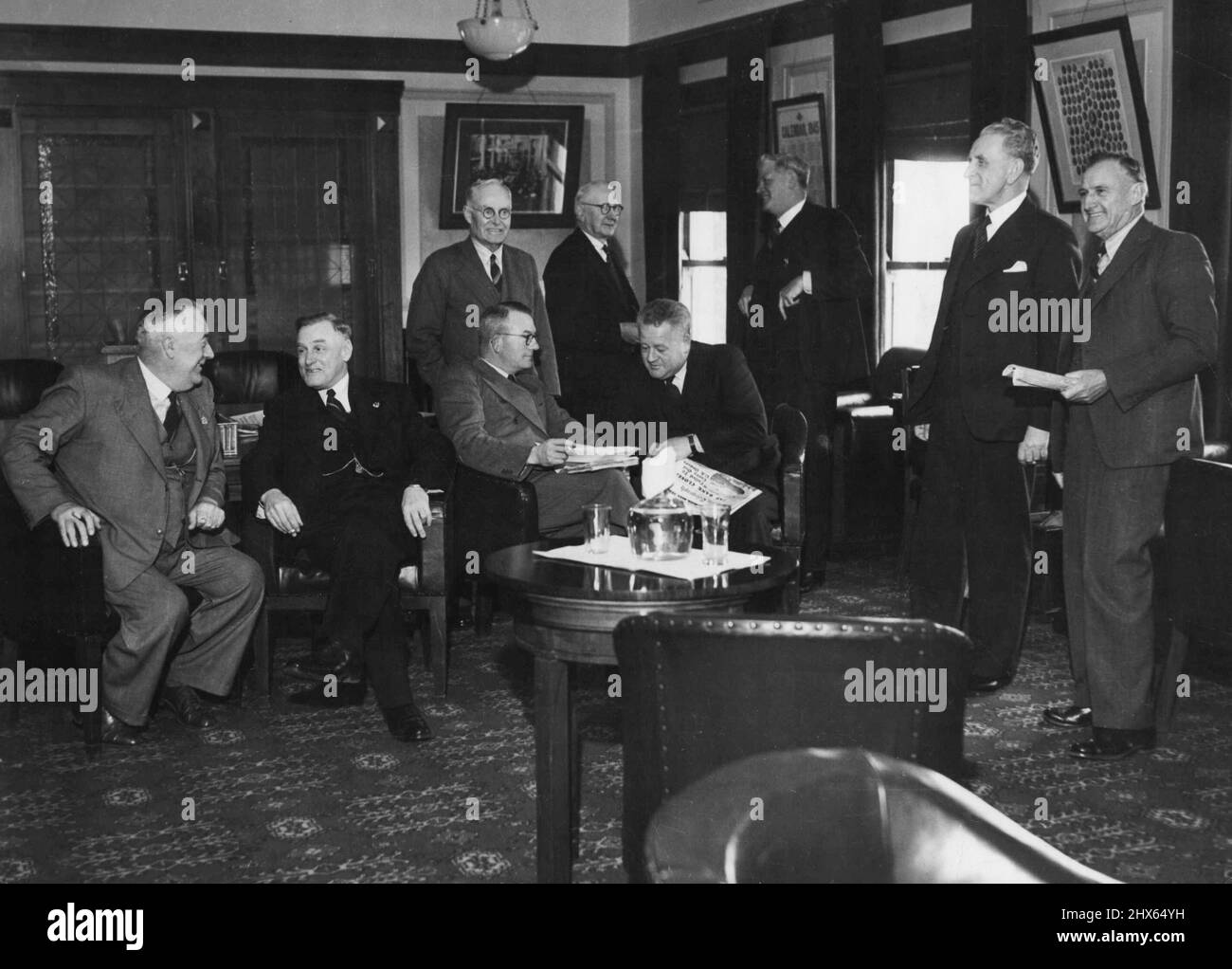 Der komfortabelste Partyraum im Haus gehört den Labour-Senatoren von links, Senatoren A. Finlay, T.M. Nicholla, Istanbul Amour, J.J. Arnold, South West O'Flaherty, R.E. Clothier (Govt.Whip), G. Brown, D.M. Grant, B. Courtice (Vorsitzender der Ausschüsse). 18. Januar 1950. Stockfoto