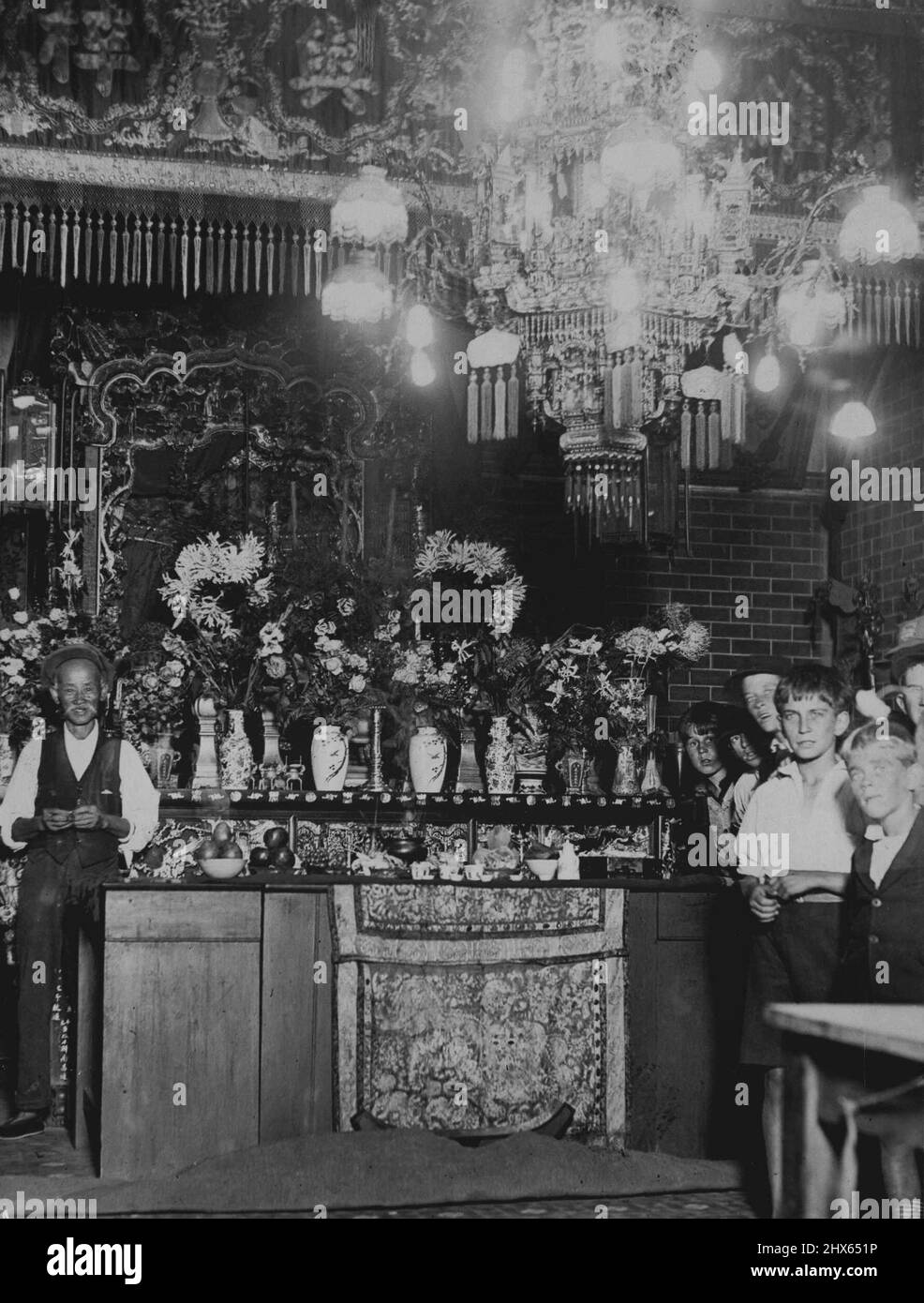 Essen für ihre Götter - das Speiseangebot, das gestern Abend auf dem aufwendigen Altar in der Rückzugsstraße Joss House aufgestellt wurde, um die Hingabe der Chinesen an Konfuzius zu symbolisieren. Hunderte versammeln sich, um die malerischen Eröffnungsfeiern des chinesischen Neujahrs zu erleben. 01. Januar 1932. Stockfoto