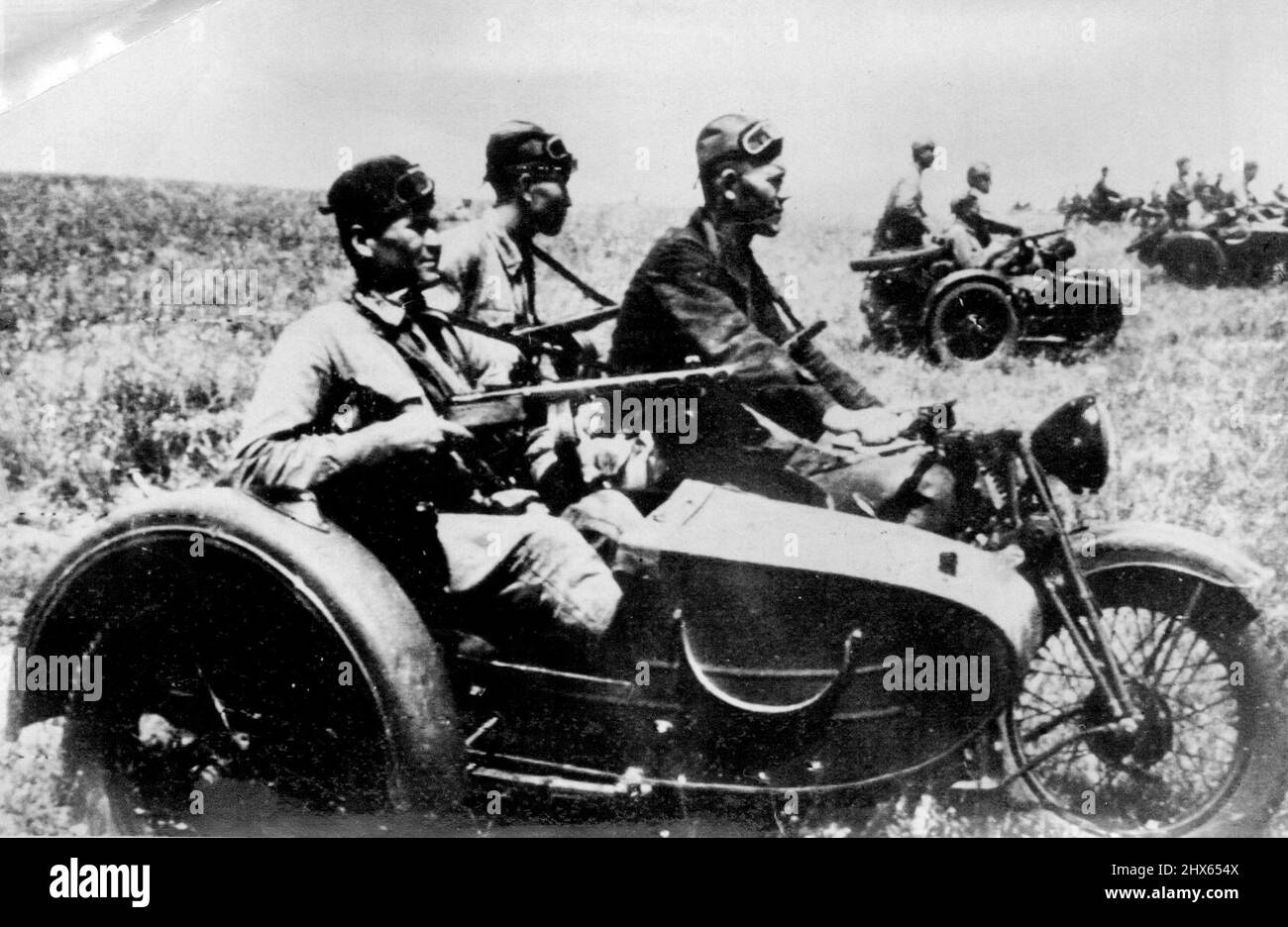 Männer der Roten Armee kommen gegen feindliche Außenposten vor -- Kampfbilder von der sowjetischen Front, die Motorcycle-Einheiten der Roten Armee zeigen, die mit einem Maschinengewehr in Aktion treten. 23. Juli 1942. (Foto von U.S.S.R. Offizielles Foto). Stockfoto