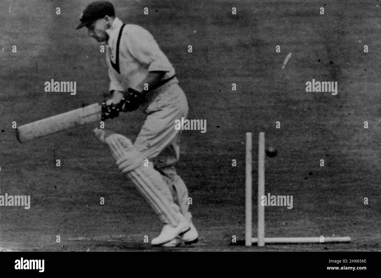 Viertes Testspiel in Leeds: 3. Day -- Don Bradman Clean wurde von Pollard nach einem Wertungsstand von 33 durchbockt. 24. Juli 1948. (Foto: Sport & General Press Agency, Limited). Stockfoto