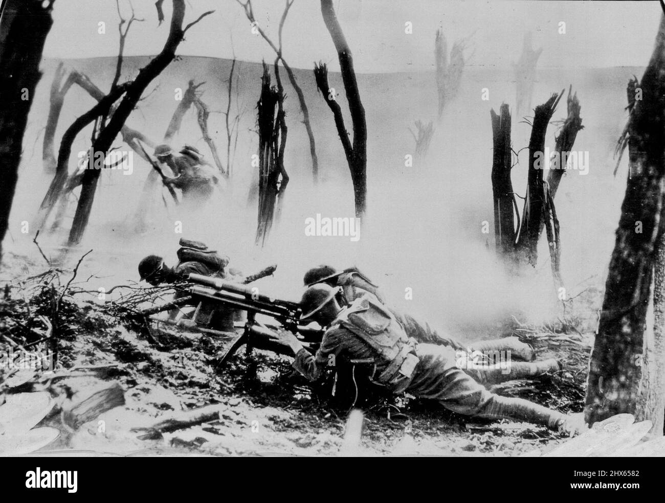 Der Krieg im Argonne-Wald - amerikanische Infanterie auf Maschinengewehrschützen, die unter einem Sturm des Artilleriesefeuers vorrückten. 7. Juli 1954. Stockfoto