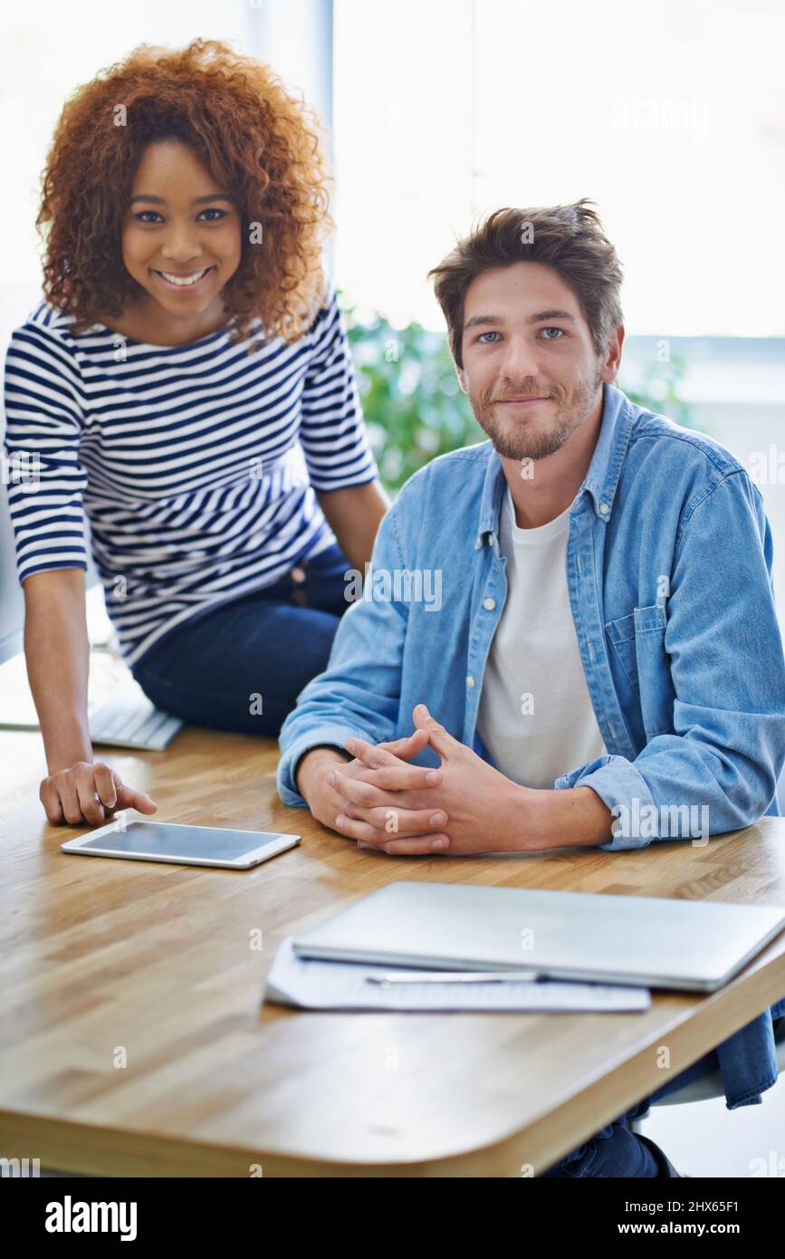 Das beste Team. Eine kurze Aufnahme von zwei Kollegen, die in ihrem Büro arbeiten. Stockfoto