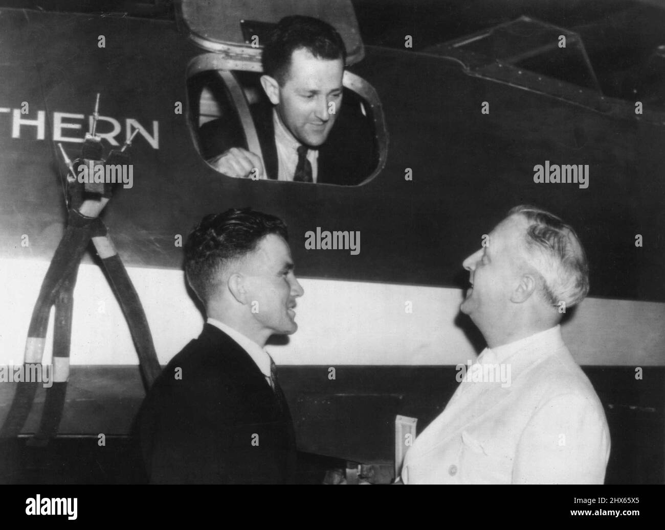 Vorbereitung auf den London-Sydney Hop -- Wiederzusammenbau des trans-pazifischen 'Southern Cross' für einen 11.300 Meilen Hop von London nach Sydney, während sie die Ankunft von Sir Charles Kingsford-Smith erwarten, notierte australische Flyer, sind, top, Robert Bolton, Chief Engineer, Thomas Pethybridge, links, Co-Pilot auf dem geplanten Flug und P.G.B. Morriss, der persönliche Vertreter des Piloten. 2. September 1935. (Foto von Associated Press Wirephoto). Stockfoto